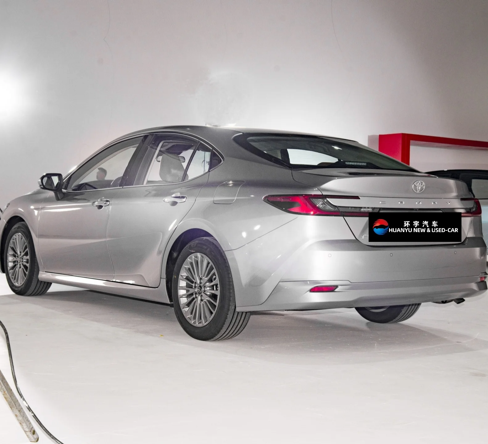 В наличии новые Toyota Camry 2 0 г роскошные автомобили класса люкс для продажи легкое освещение салона на бензиновом топливе с кожаными сиденьями