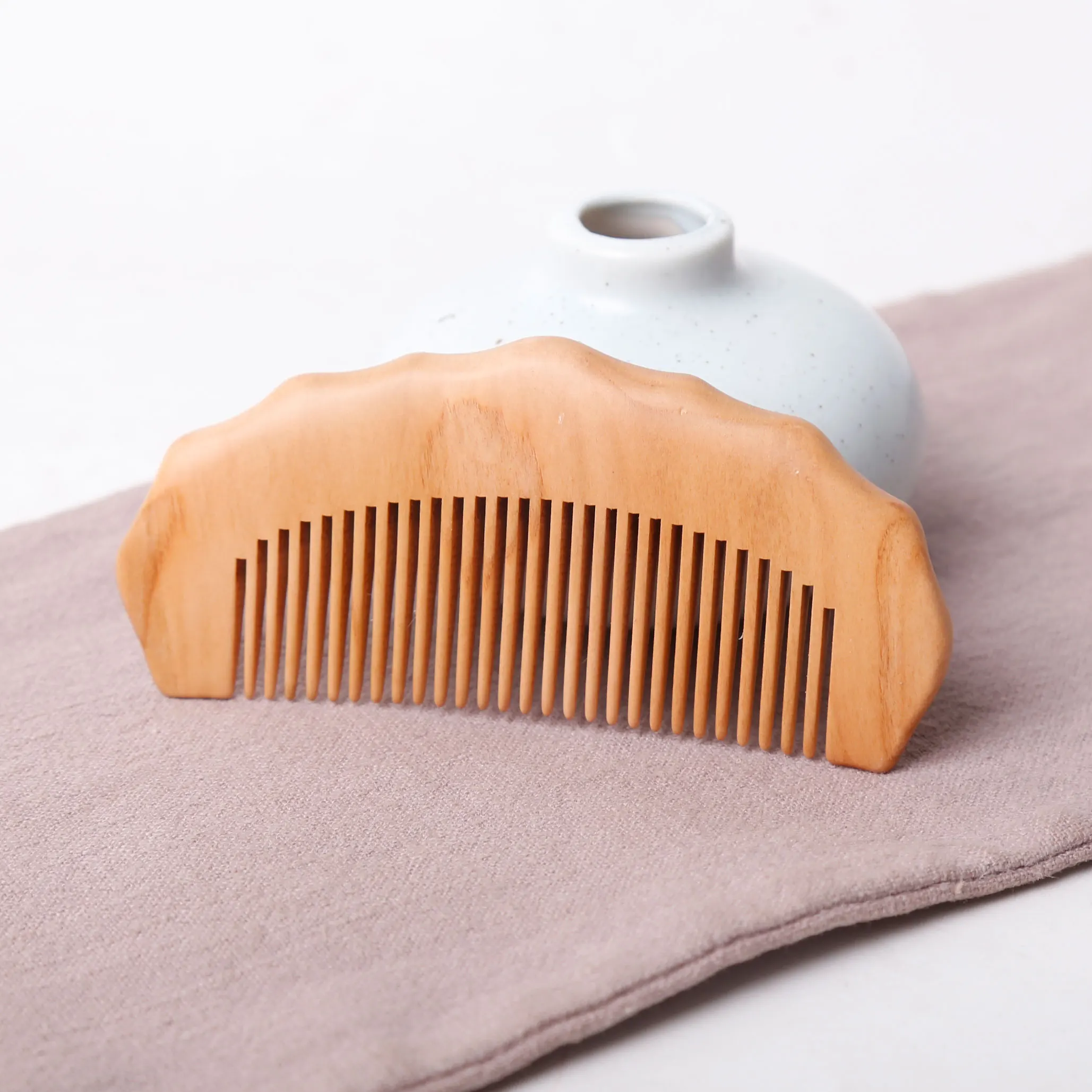 Chinese wood carving handicraft manufacturers  Simple comb  Mahogany comb Customization of wood carving gifts