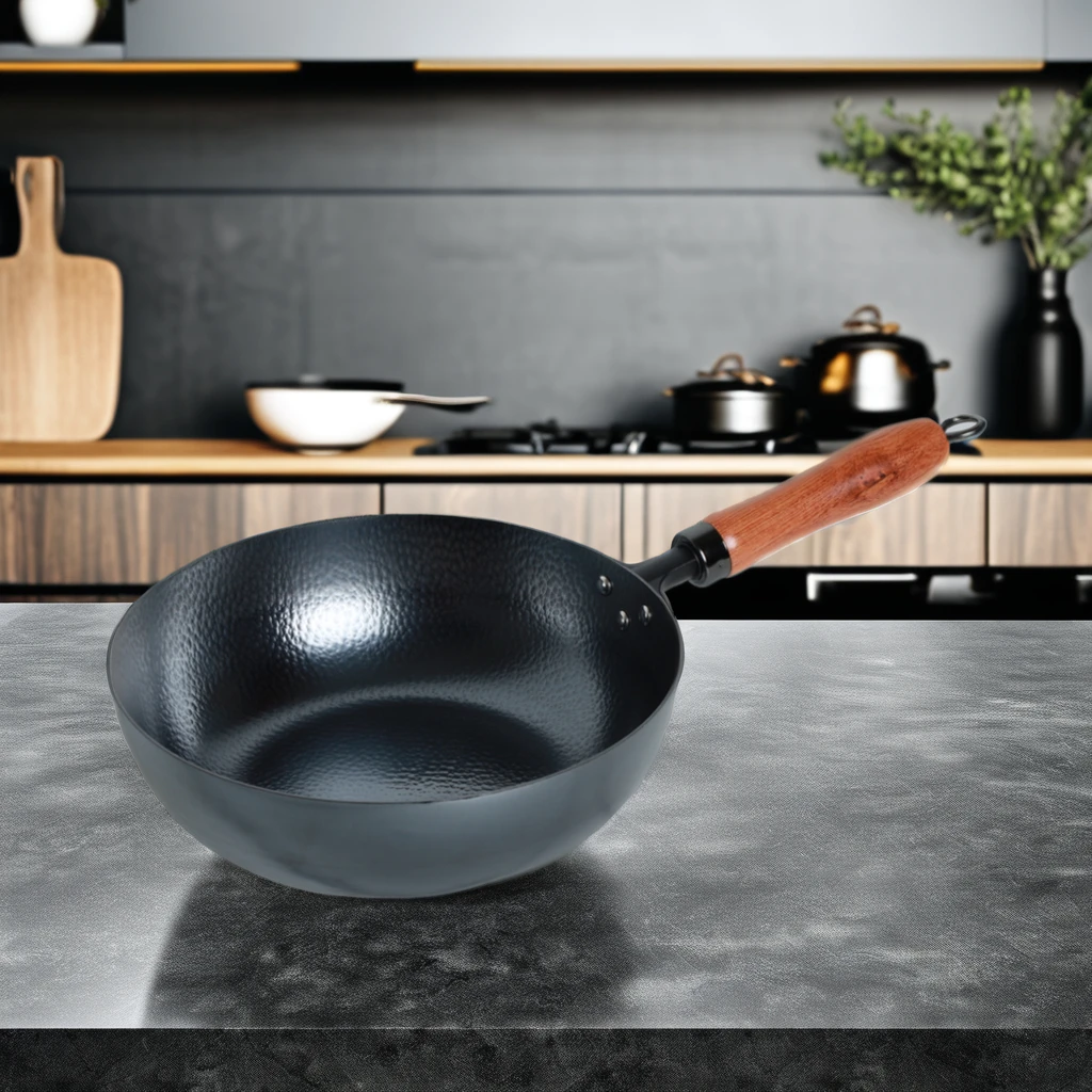 Customized 26-30cm Forged Hammer Iron Nitriding Wok Pan 2.0mm Thick Wok With Wooden Handle For Restaurant Outdoor Use