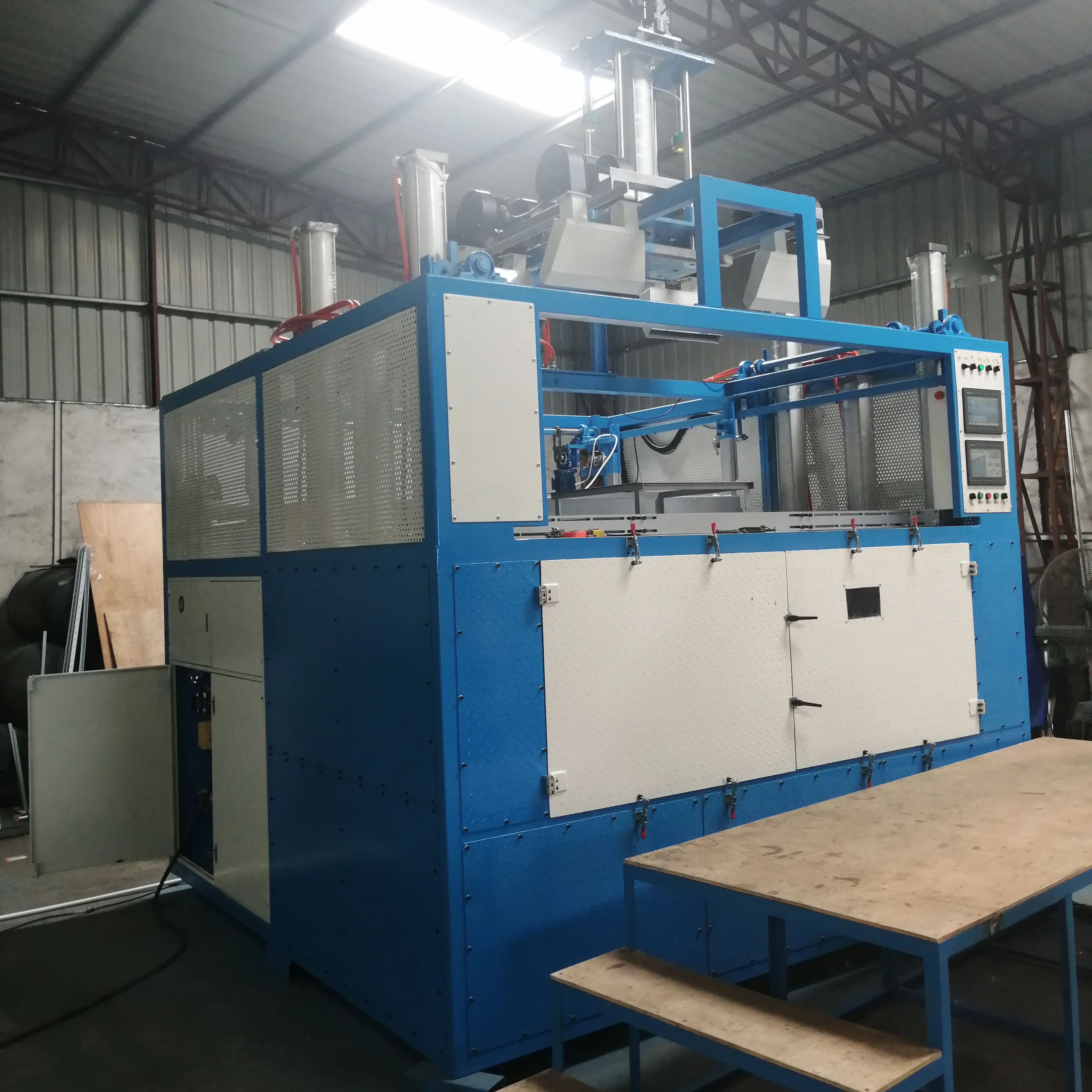 Vacuum forming machine manufacturer making chocolate storage tray for thick sheet