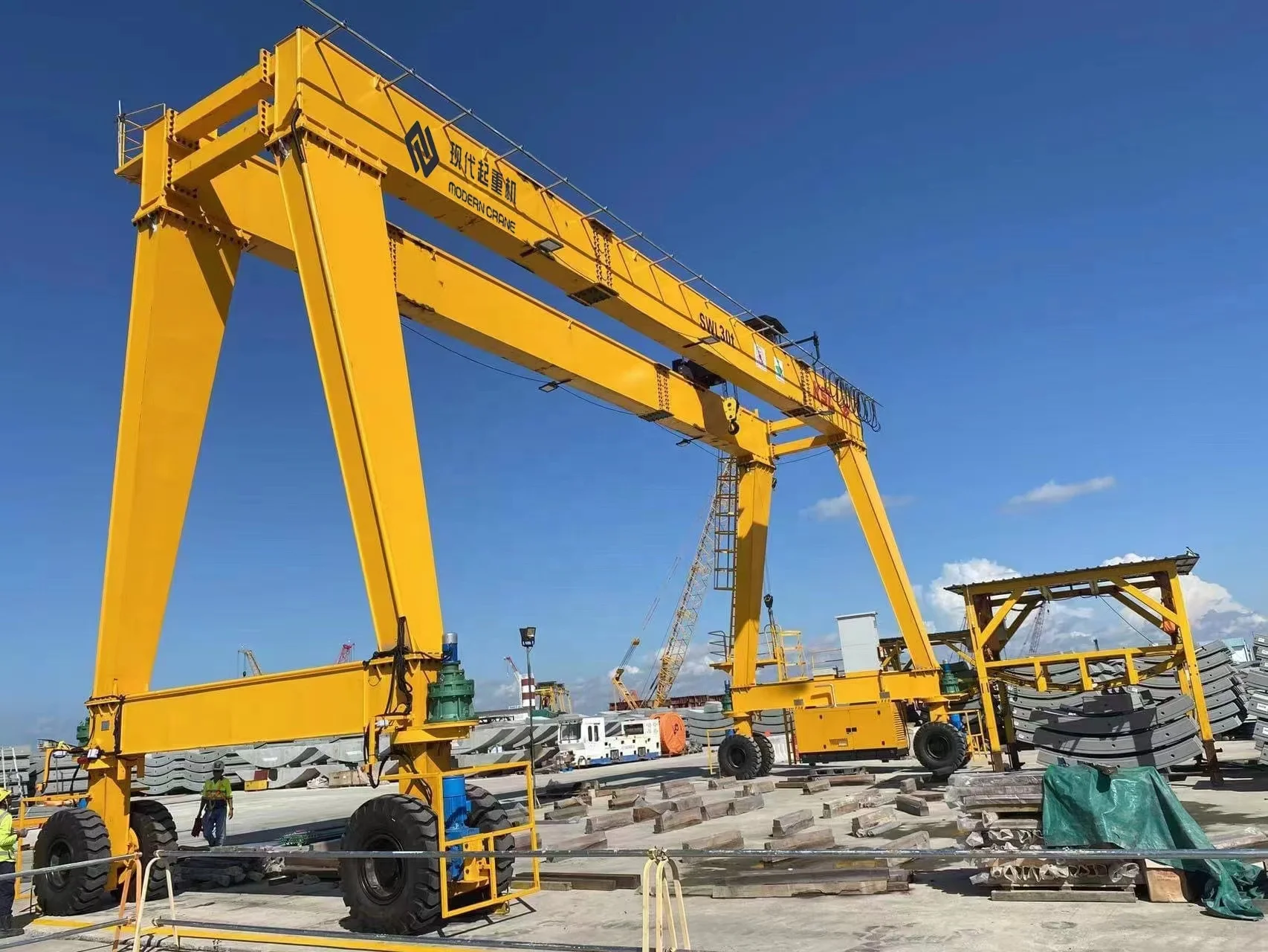 Portal crane Harbour heavy lift rail type crane 20T Marine Lifting Crane