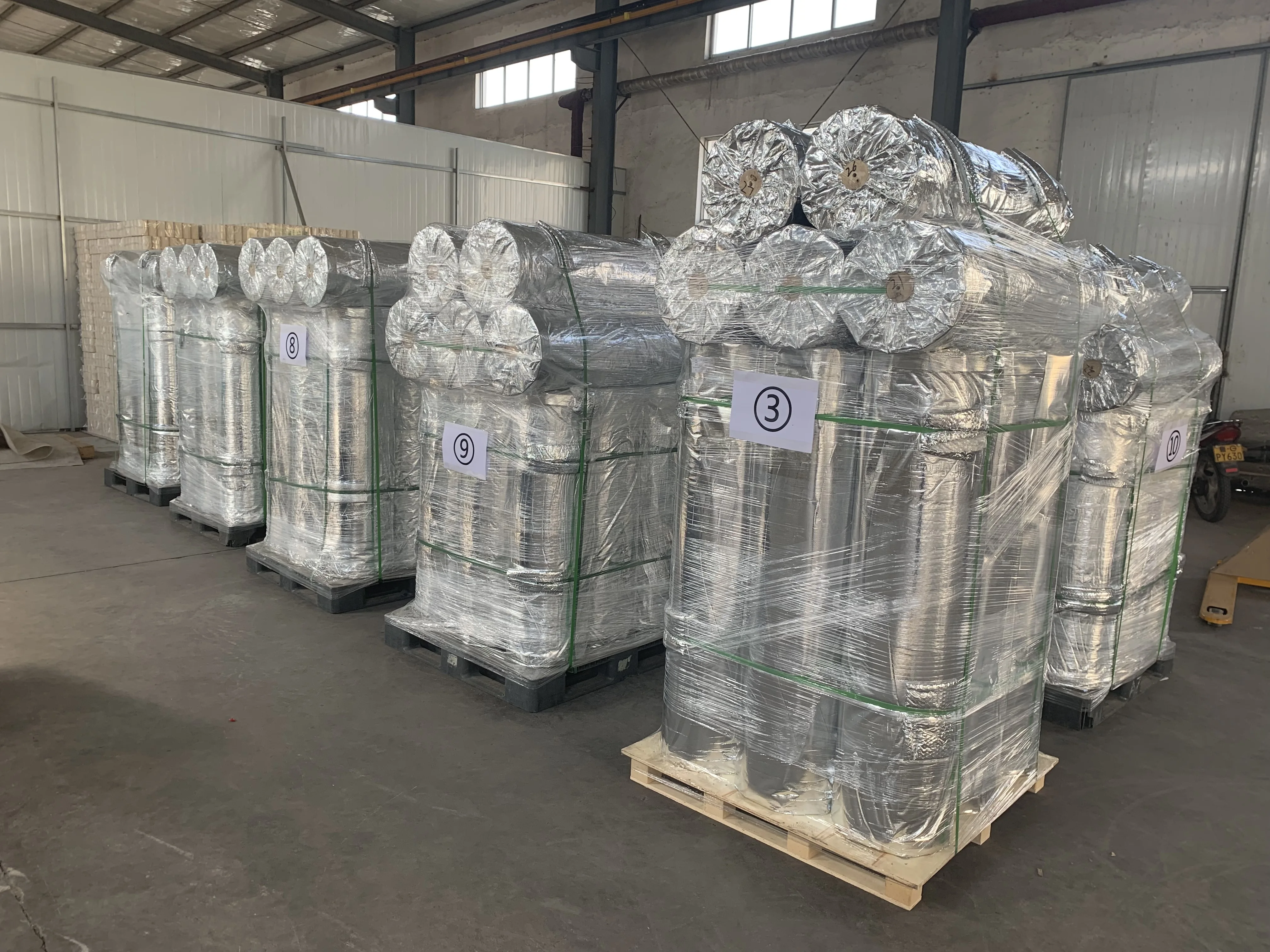 Excellent Performance in Heat and Insulation VMPET Aluminum Foil coated PE Metal Roof Insulation Roll