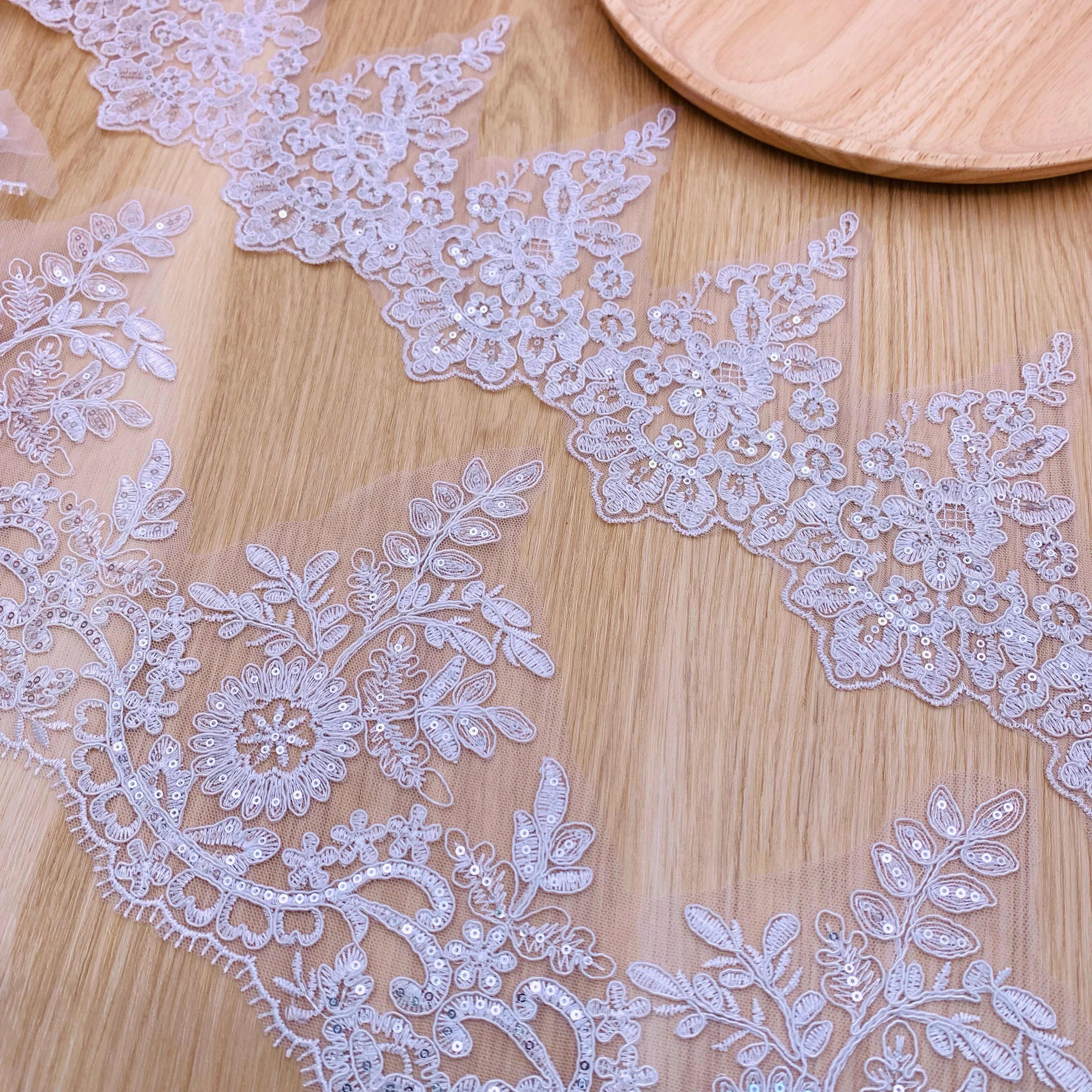 High Quality New Mesh Guipure Renda White Embroidered Polyester Sequin Gpo Lace Trim