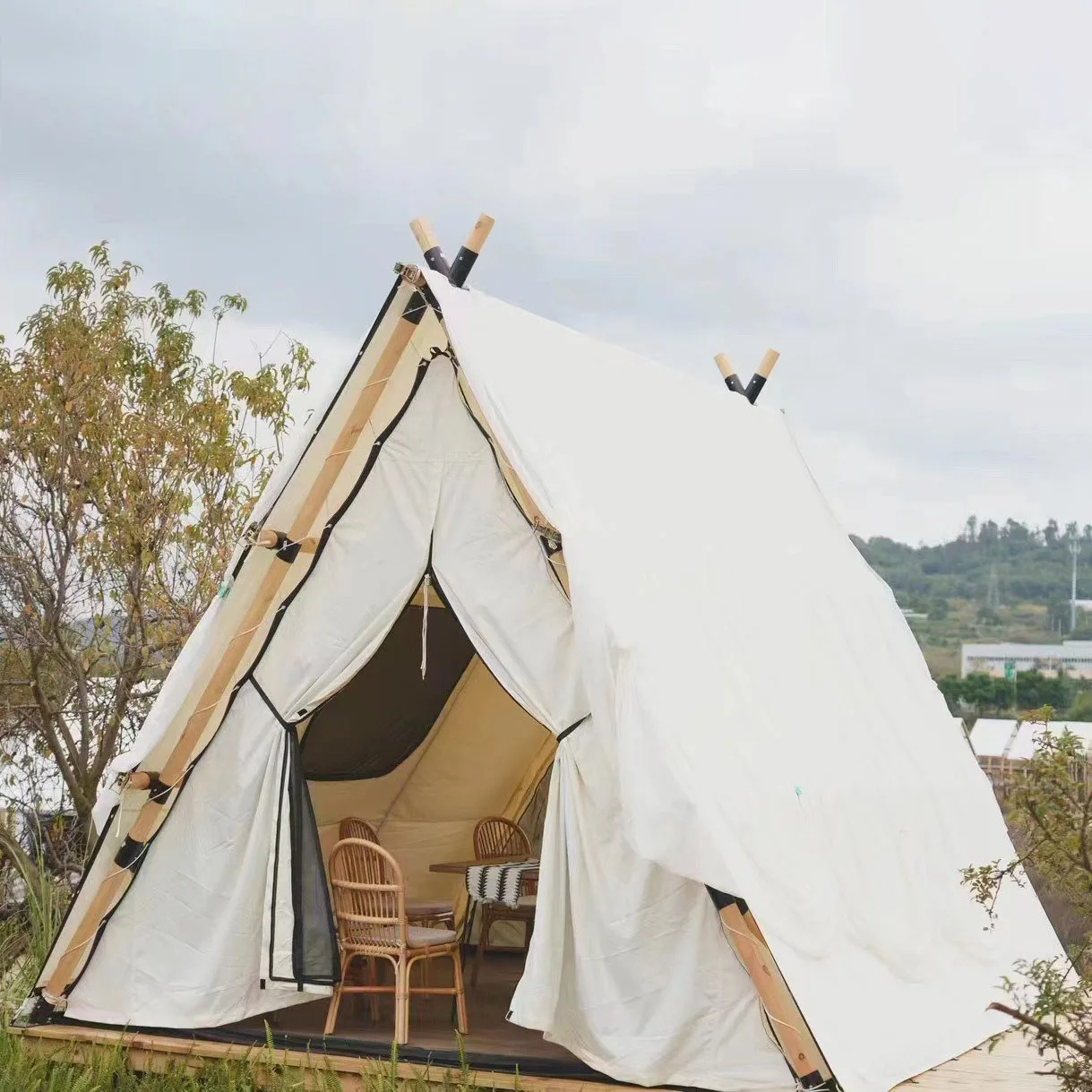 Outdoor hotel tent wild luxury homesay landscape net red simple wind yarn curtain solid wood pyramid tent