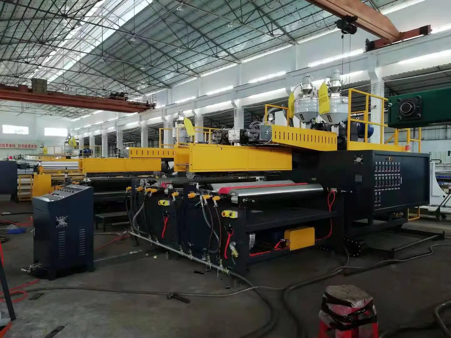 Трехслойная пластиковая воздушно-пузырчатая пленка оберточная машина