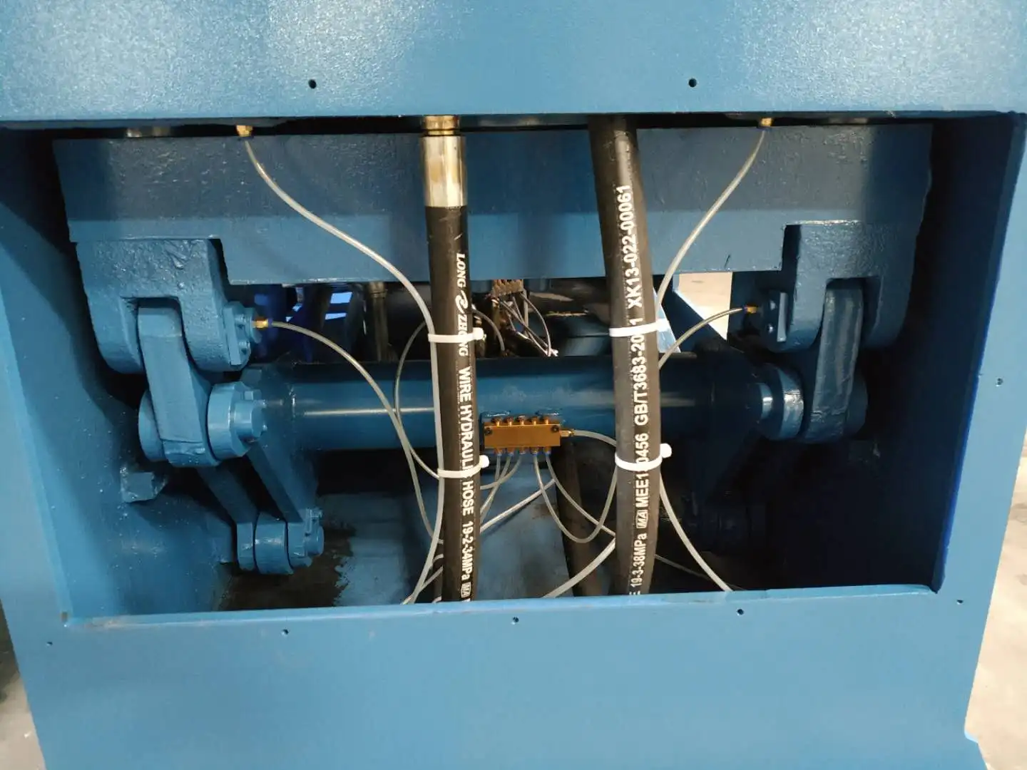 Hydraulic cut leather strip die cutting machine