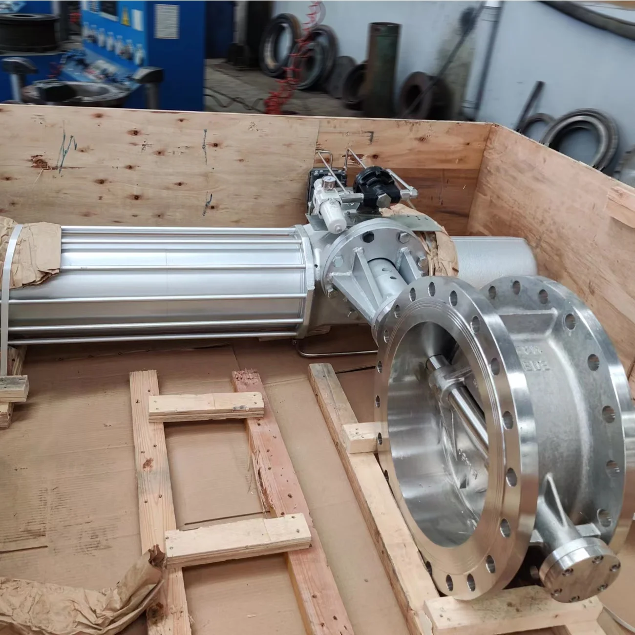 Клапан-бабочка SS с пневматическим приводом Emerson