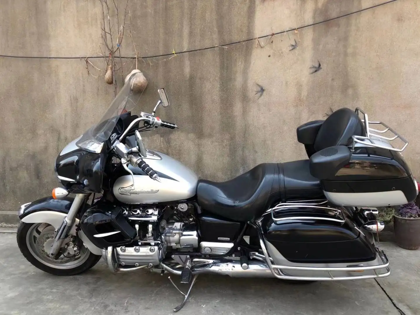 JAPANESE HIGH QUALITY USED MOTORCYCLES WITH WHOLESALES PRICE (WE handle only FULL Container 20 or 40 Feet Container)