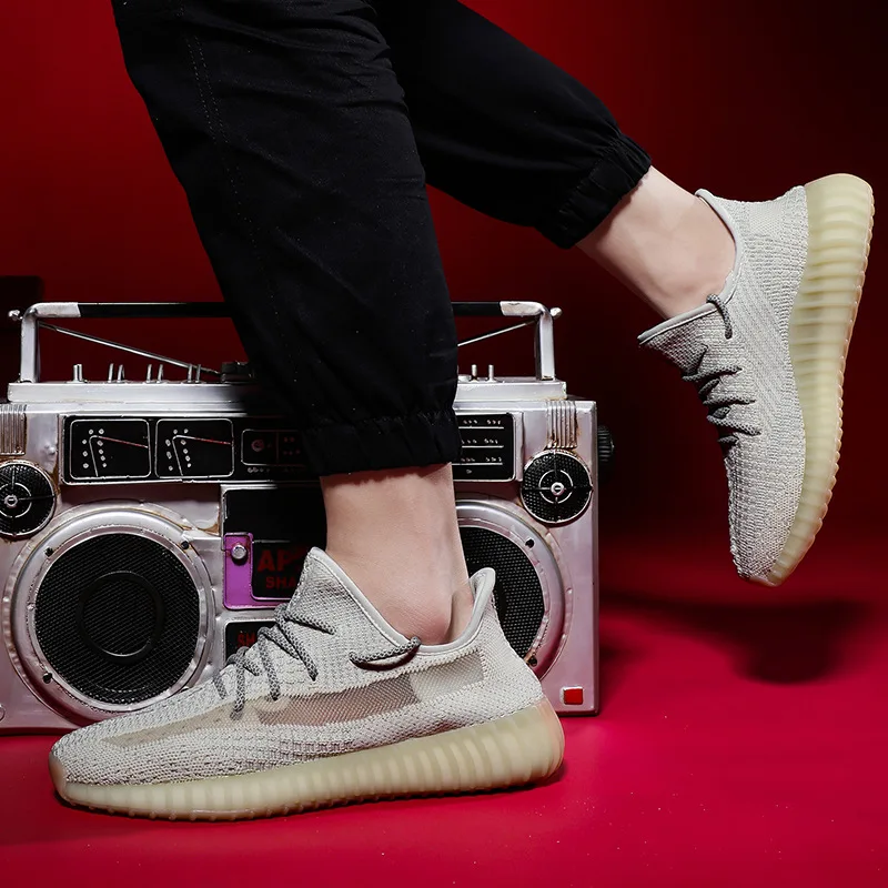 Breathable Light Running Shoes Men Fashion Sneakers Casual Walking Style Shoes Yeezy