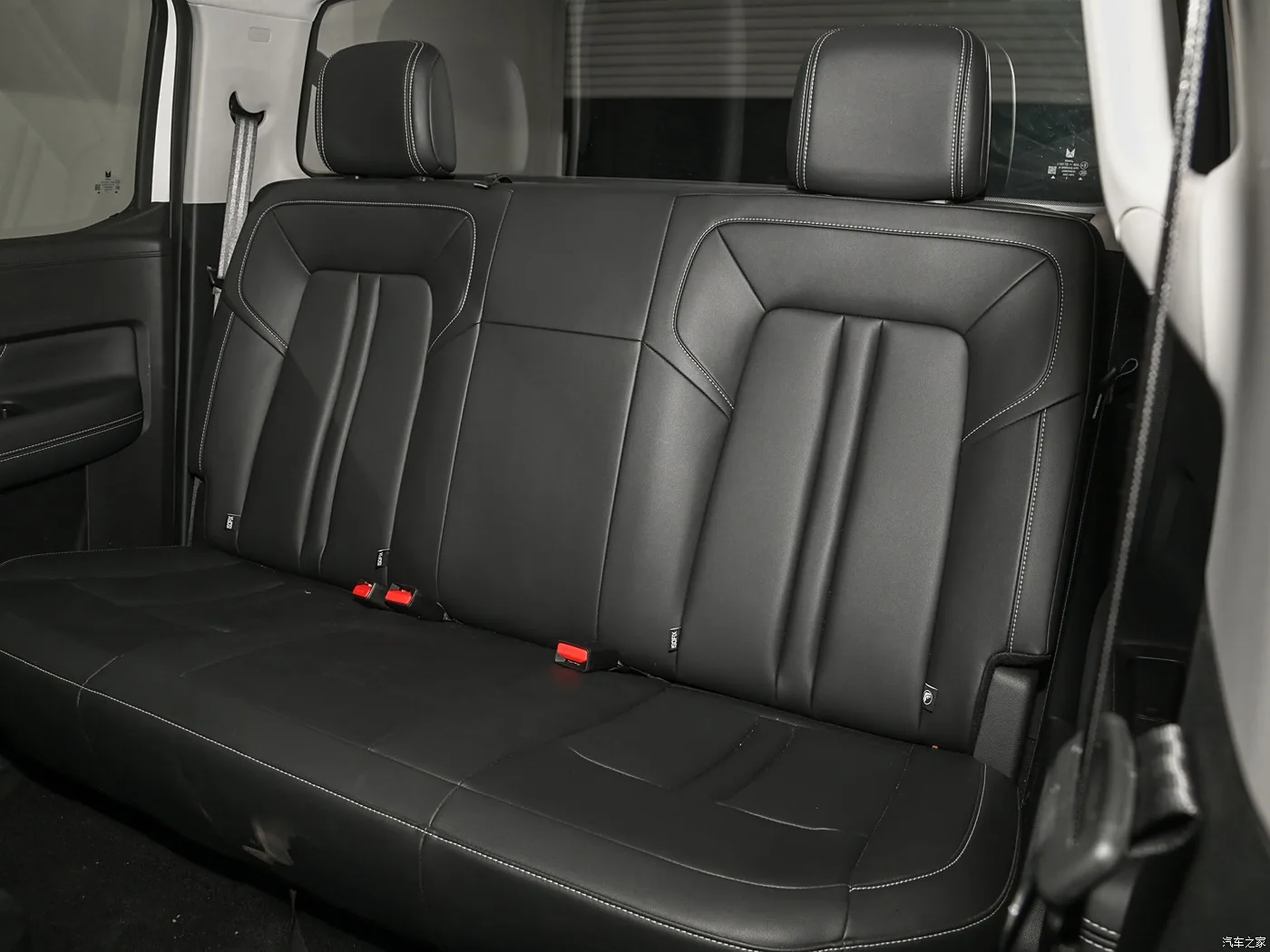Chinese Brand JMC Dadao EV Left Hand Drive 501km 4 Doors 5 Seats Pure Electric Pickup Truck For Adult