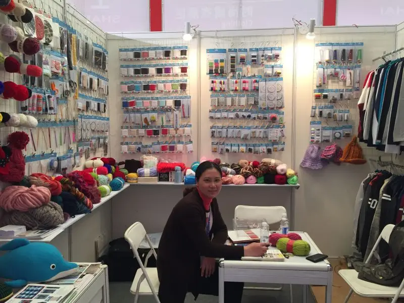 Heny Soft Polyester Hand Knitting Yarn Super  Bulky Woven  Yarn for Crochet fancy yarn for knitting