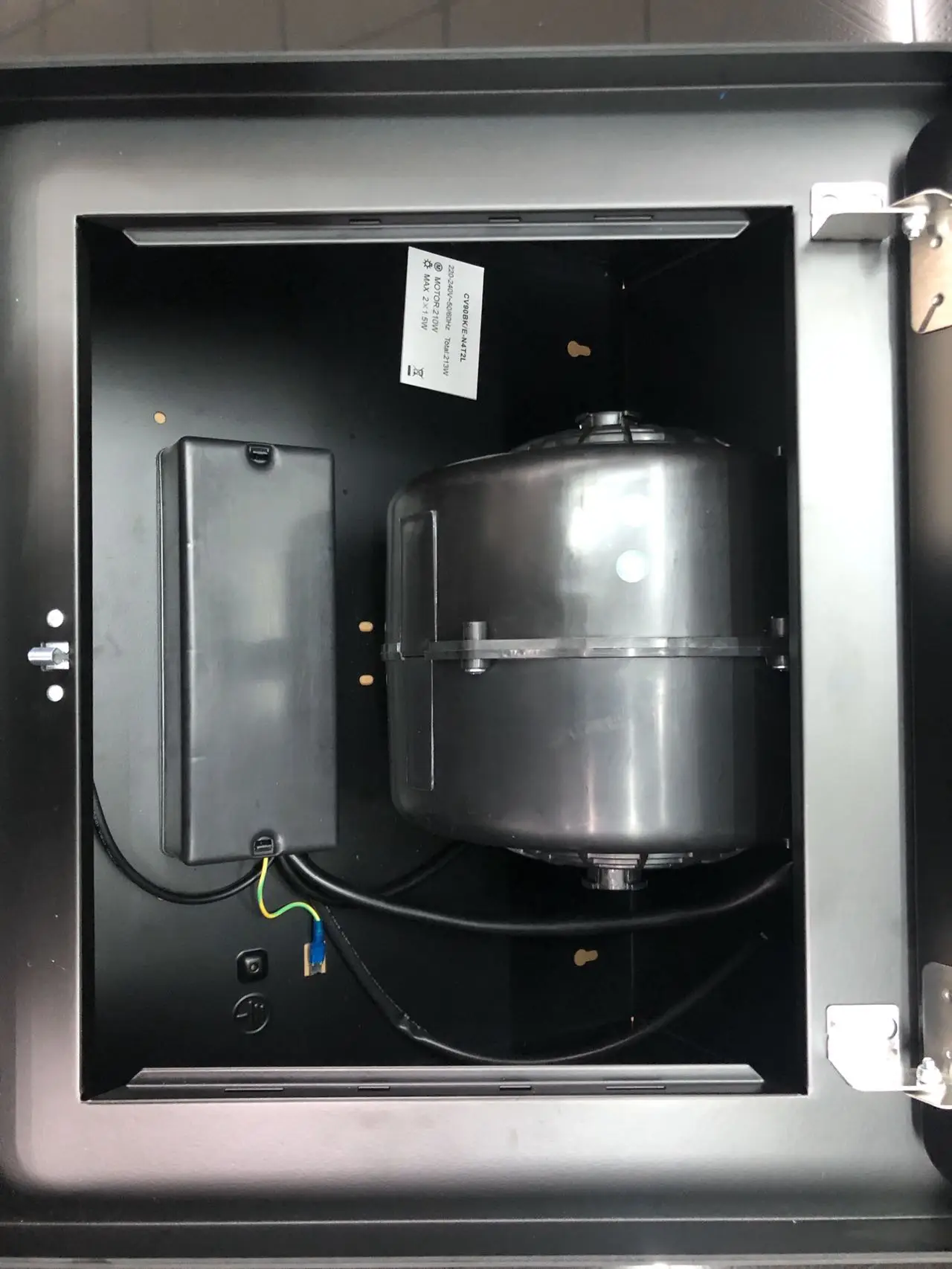 Черное стекло кухонная плита вытяжка настенная электрическая дымоходная для продажи OEM закаленное