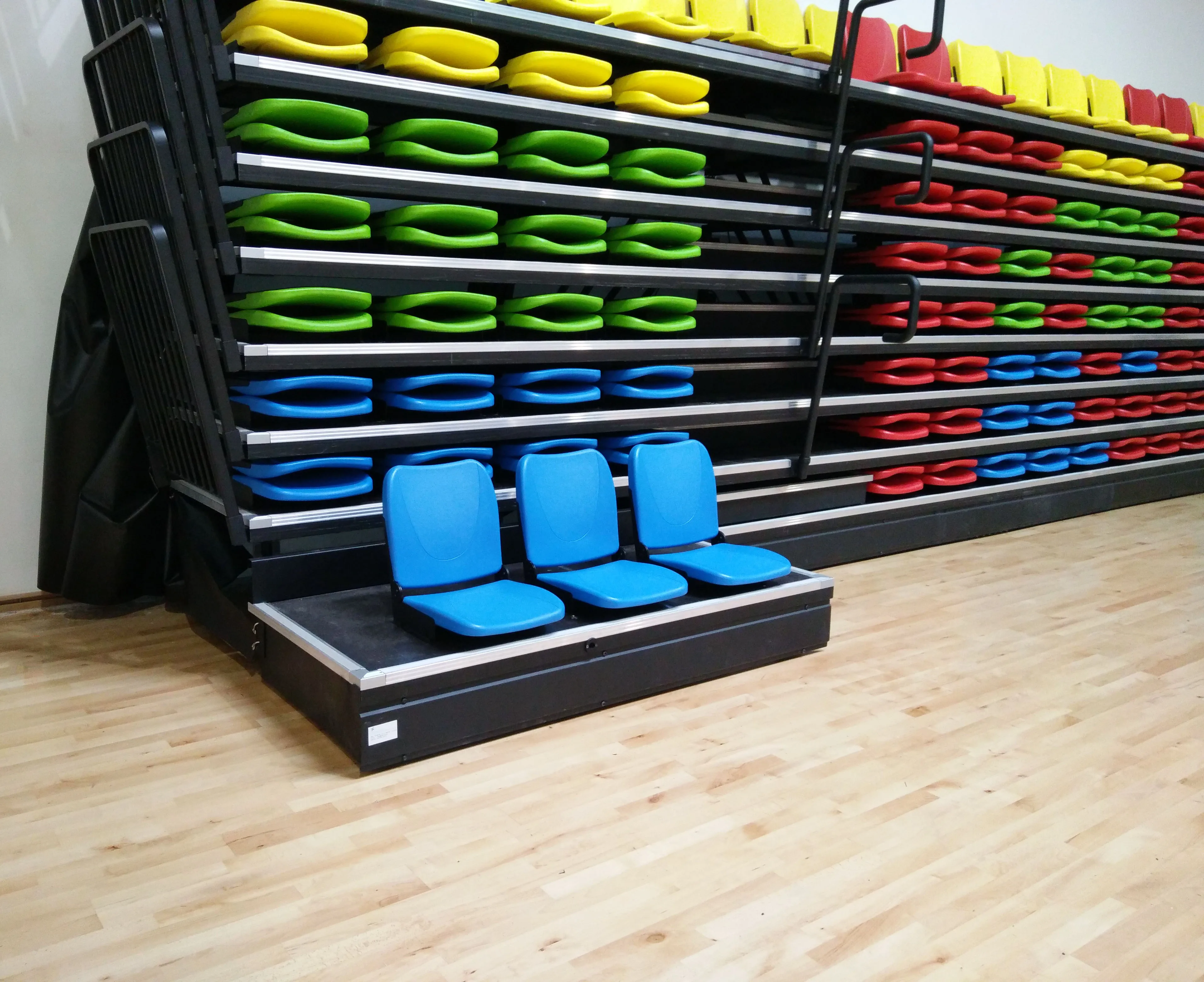  Gymnasium Seat Retractable Seating System With Indoor Polymer HDPE Seats Sports Facility For Stadiums