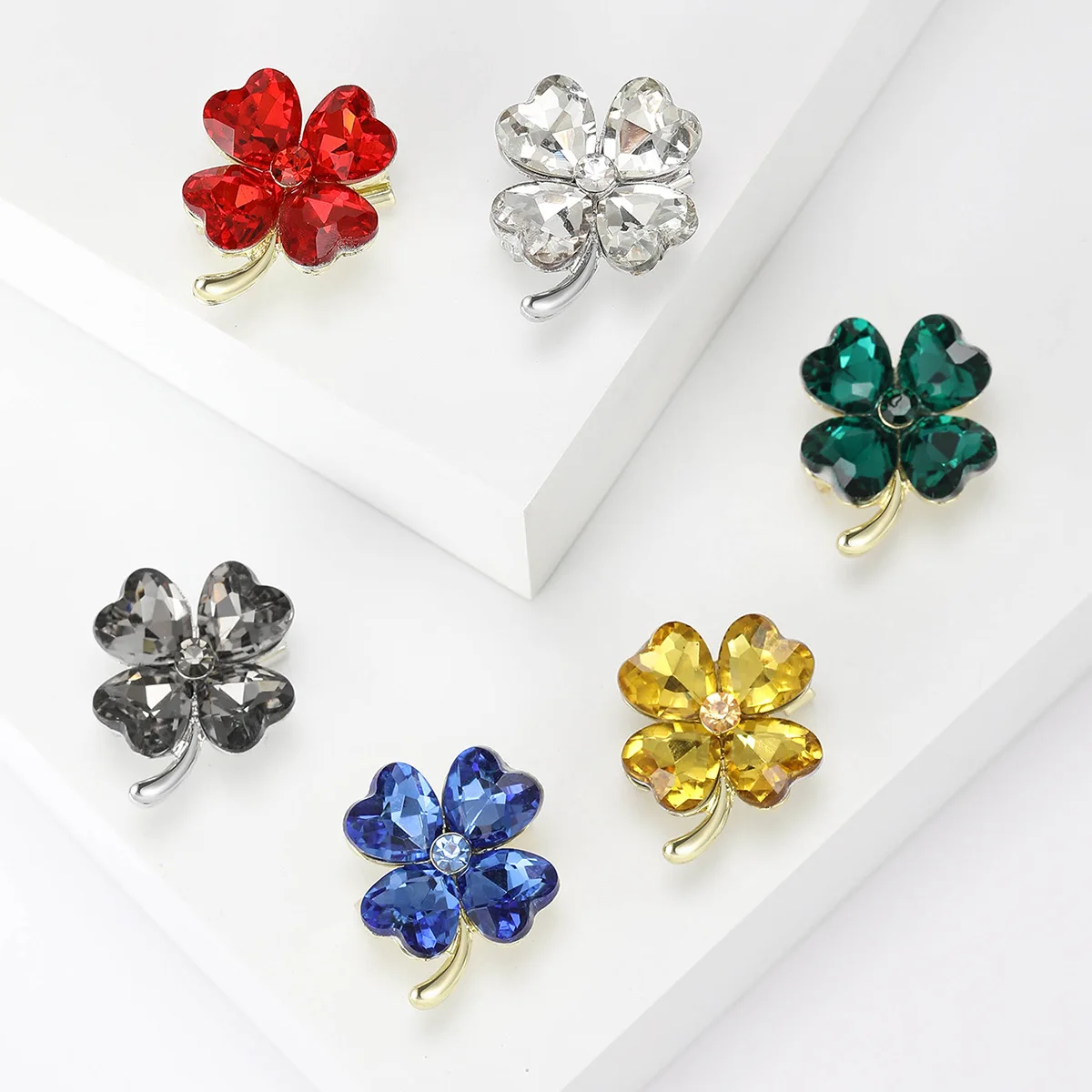 Simple Designer Flower Pins Small Rhinestone Brooch Alloy Red Green Rhinestone Four-leaf Clover Brooch Pin For Gift