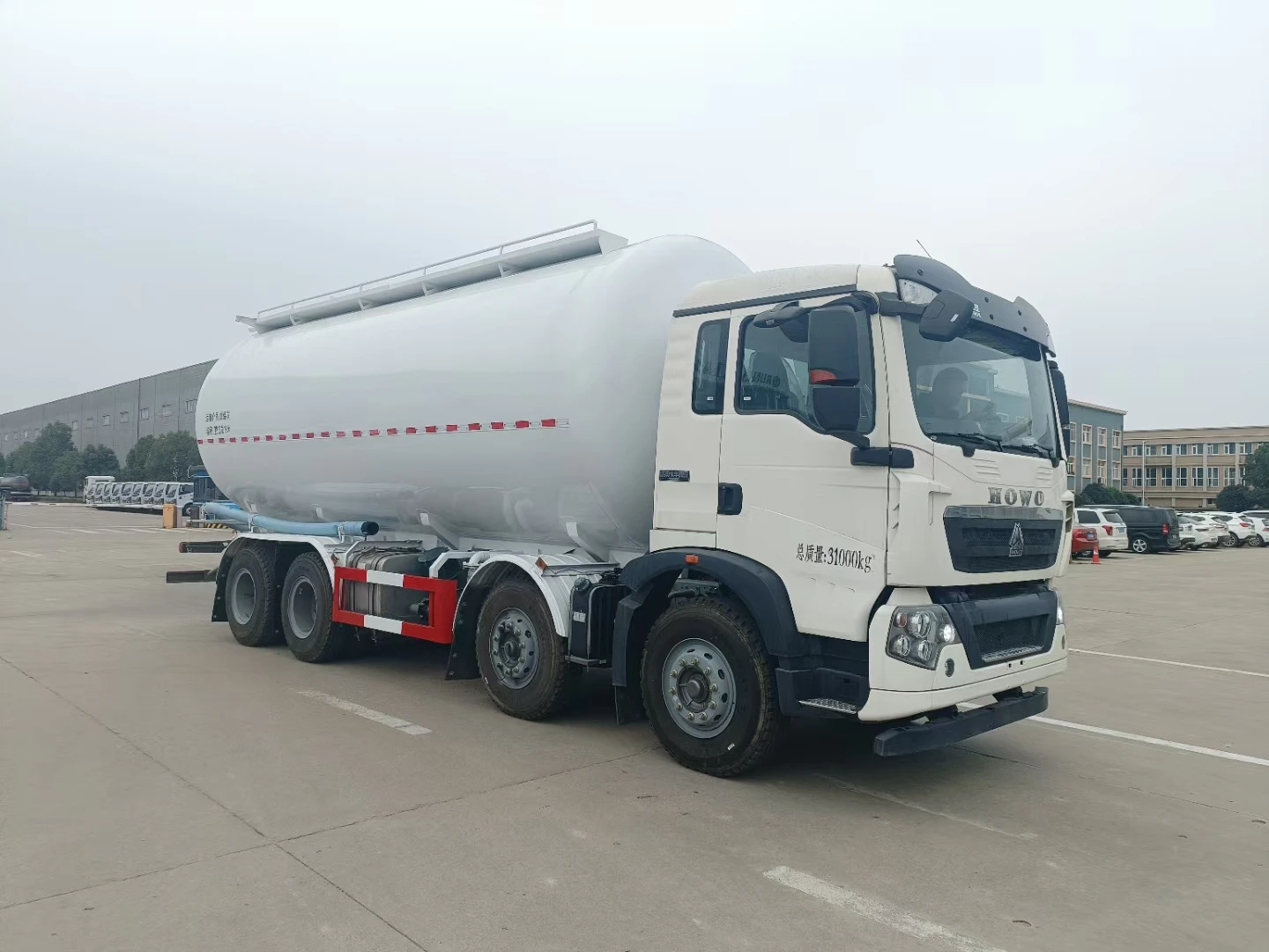 China hot sale  SINO truck  HOWO  8x4   36 m3  dry powder tank truck  30 tons  12 wheels  bulk powder goods tanker truck