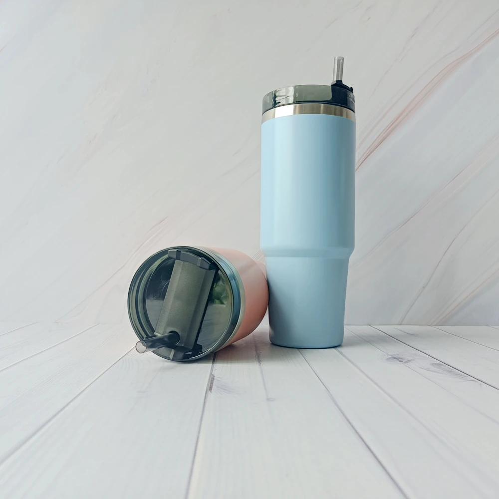 20/30oz Iceflow Spill And Feak proof Reusable Flip Straw Tumbler Vacuum Insulated Water Bottle With Screw Handle Lid