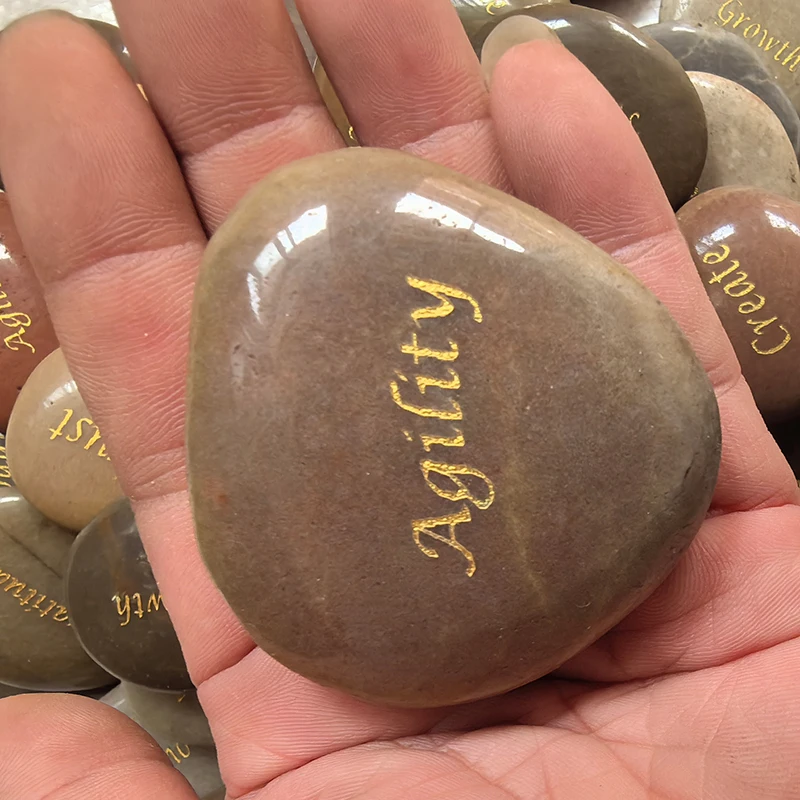 Смешанный кварцевый кристалл слово камень Гравий образец резервуар для декора из натуральных камней и минералов коробка с гравировкой на заказ речной скалы