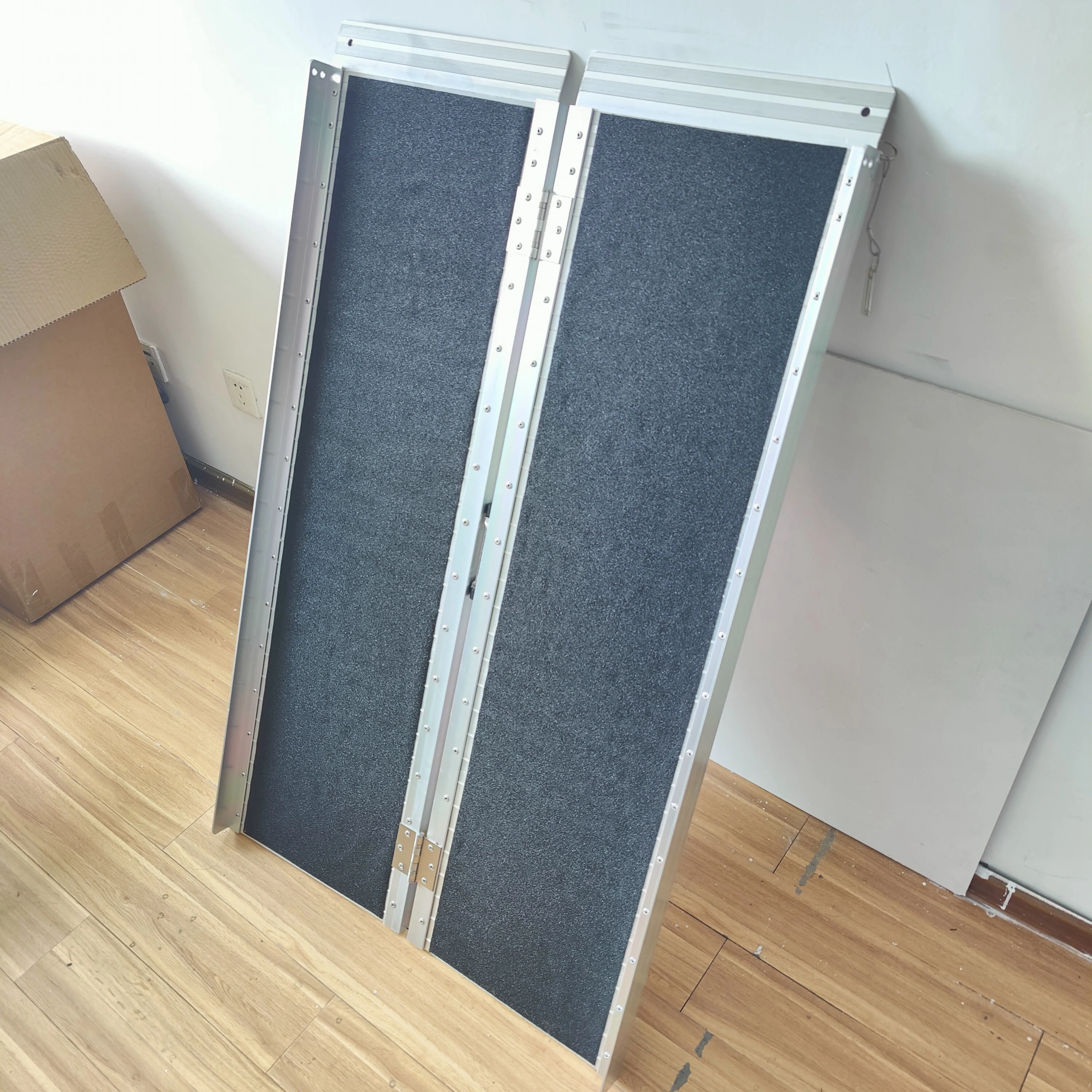Aluminum Alloy Wheelchair Folding Ramp Portable Wheelchair Accessible Ramps Strong Loading Capacity