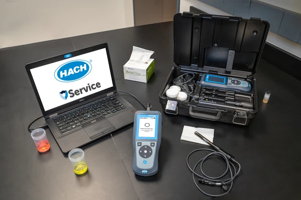 HQ2200 Portable Multi-Meter with Gel pH PHC101 and Conductivity Electrodes