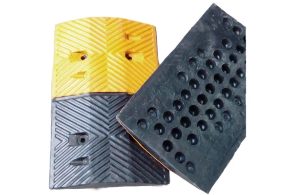 speed bump high purity Heavy Traffic Safety Sturdy Trapezoidal rubber Road speed bump