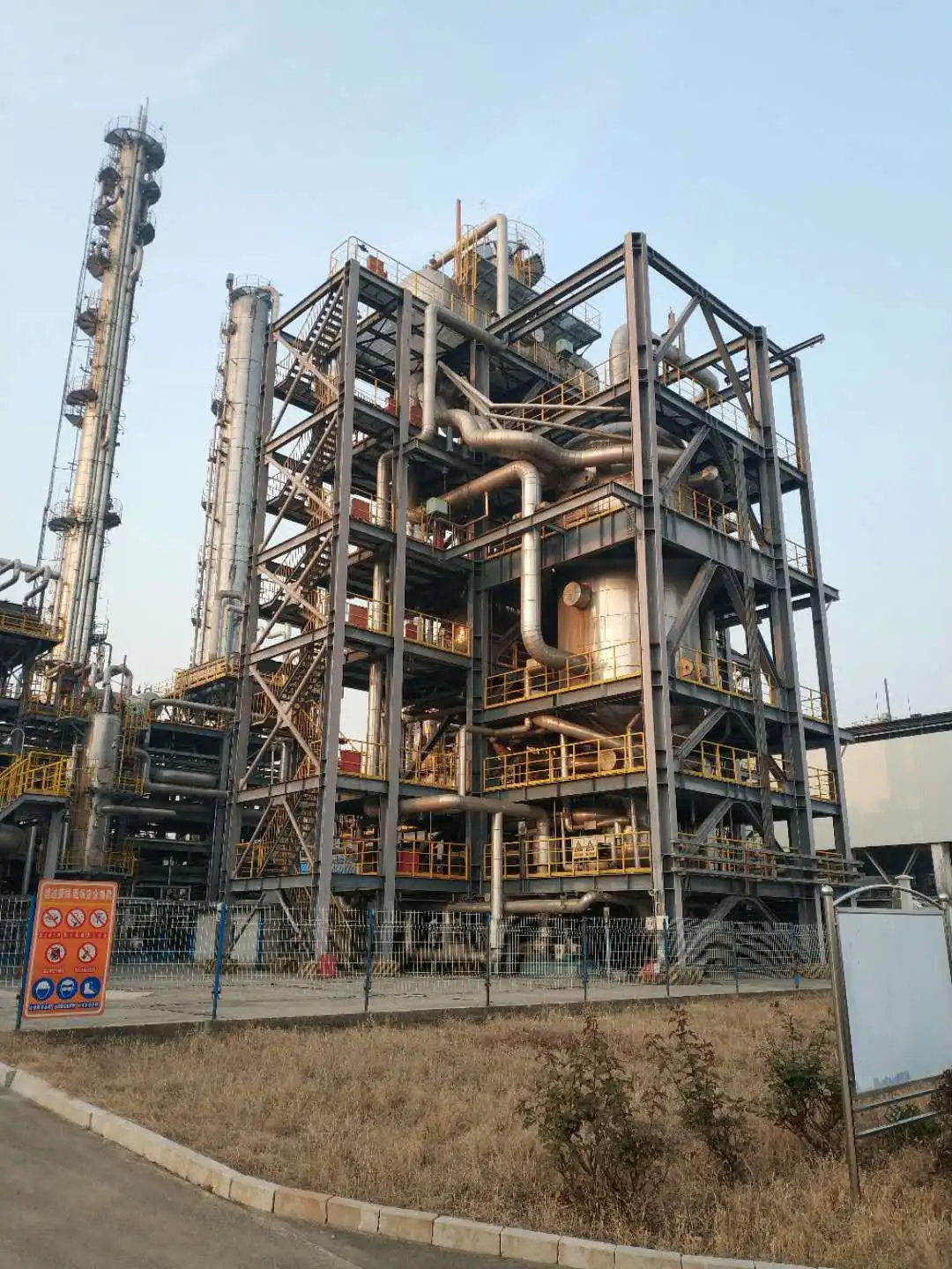 China manufacturers  Methylcyclopentadienyl manganese tricarbonyl /MMT 62% CAS 12108-13-3