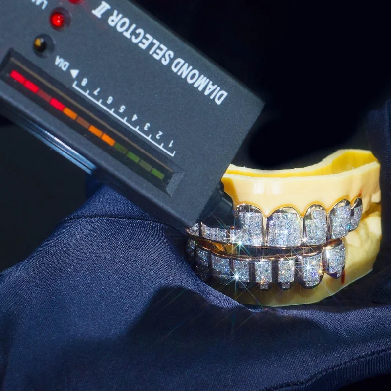 Изготовленный на заказ S925 Silver 9k 10K 14K 18K Grillz foled out VVS комплект Невидимый Moissanite grillz лабораторный натуральный Алмазный Грилл для зубов