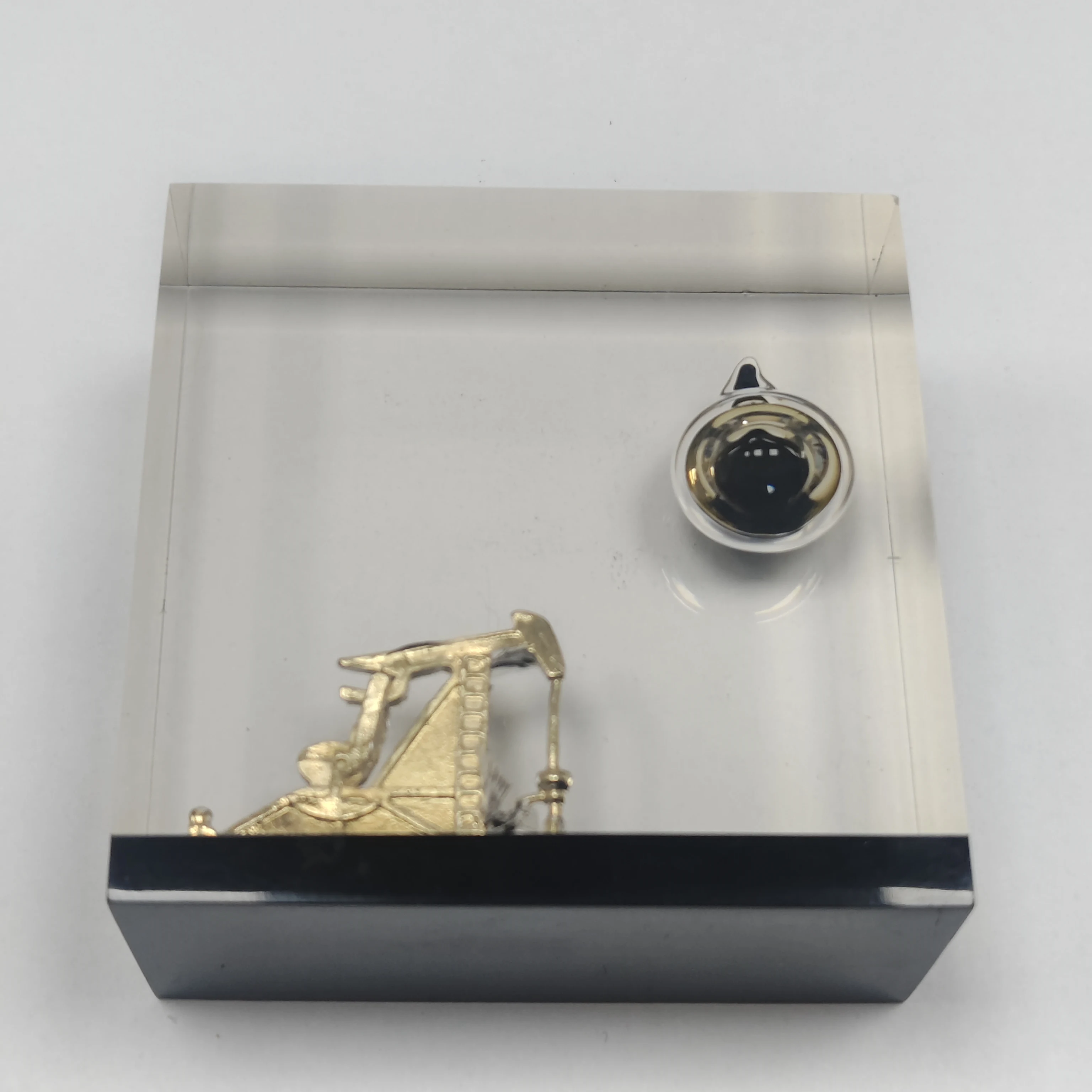 Customized Resin Acrylic Material Embedded Oil Oil Pumping Unit Trophy Cube Oil Company Souvenir Gift