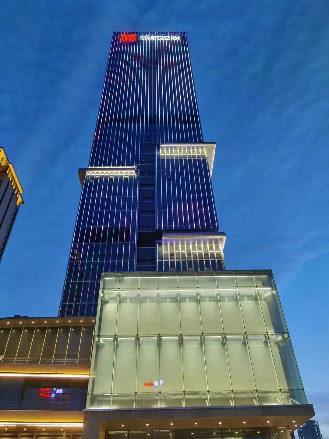 Светодиодный линейный светильник RGBW Pixel 15W pmma молочно-белый корпус для наружного здания