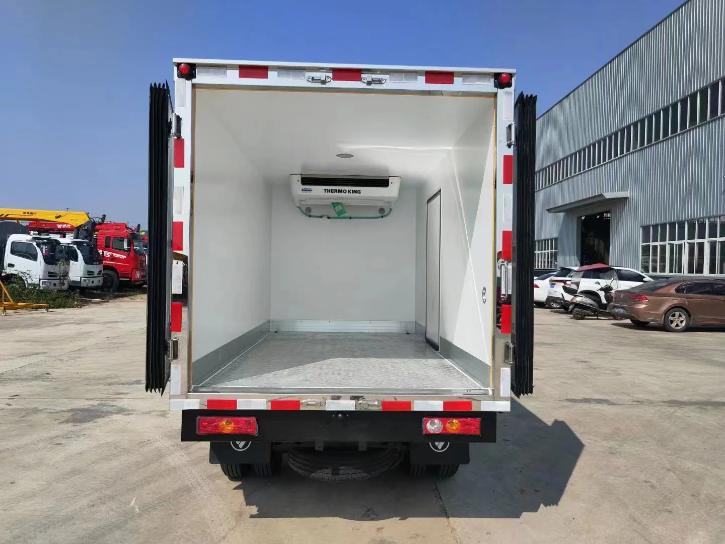 Factory price Foton Forland 4x2 Freezer refrigeratored truck for sale