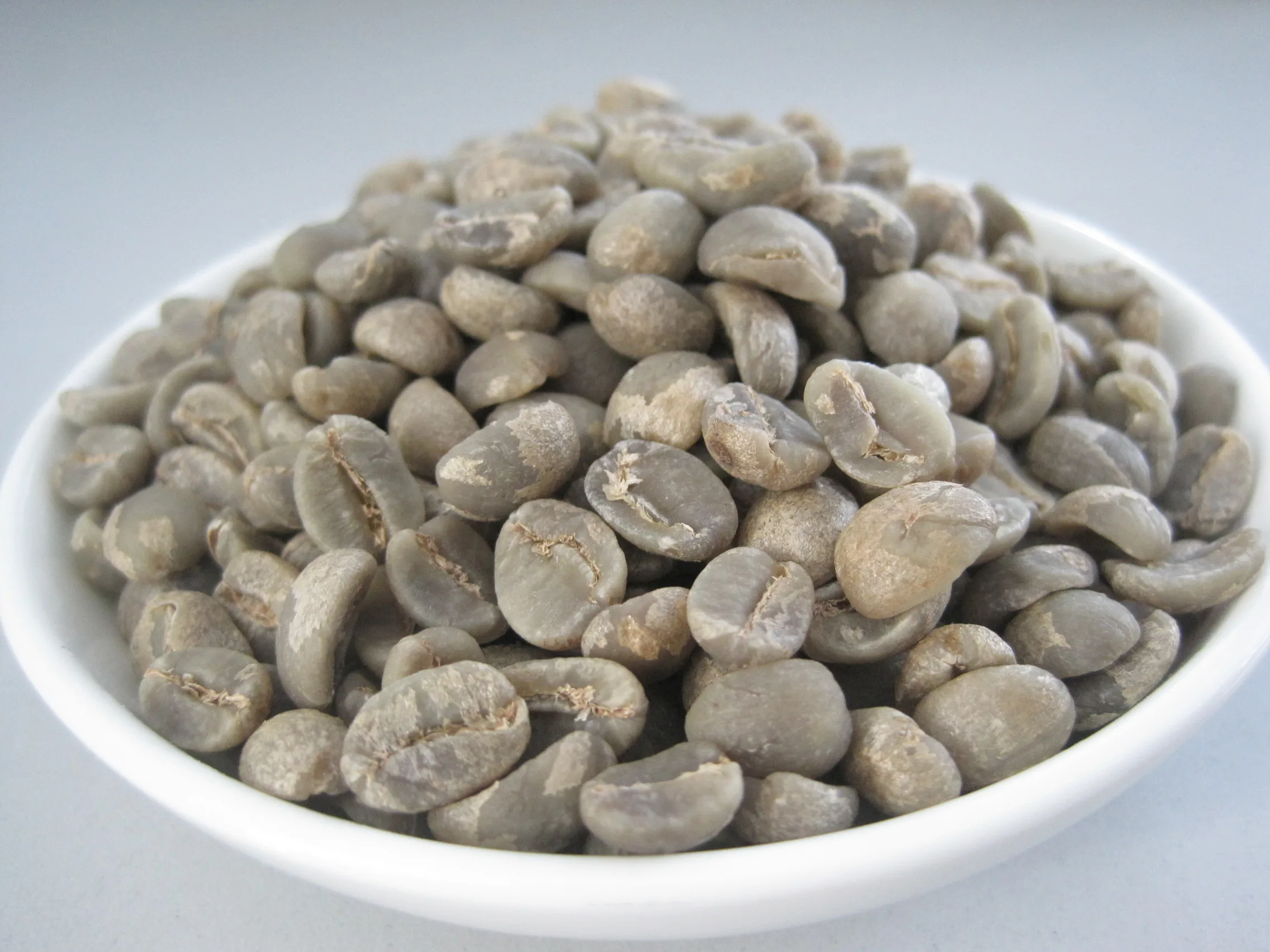 Стабильная цена зеленых кофейных зерен и жареных