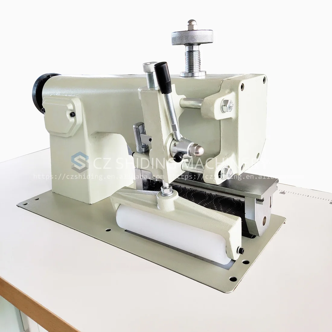 Hot Selling Customized Rollers Pattern High Speed Ultrasonic Lace Sewing Machine Quilting Embroidery Machine