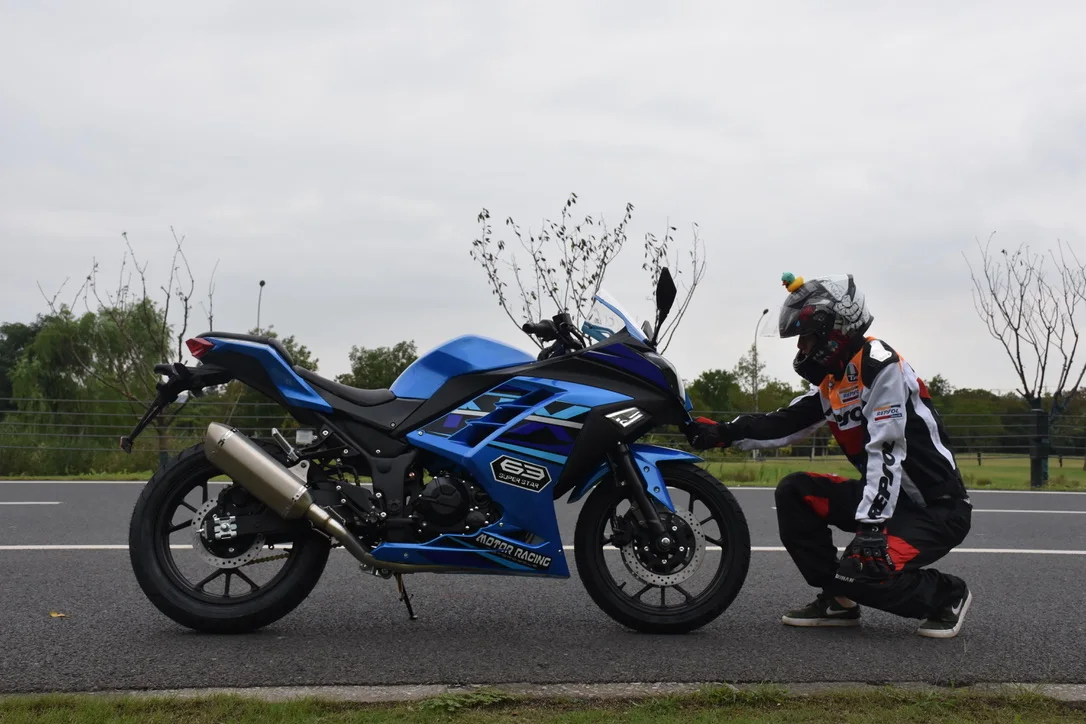 China Motos150-200cc Chinas 400cc Motor Moto Motocicleta Racing Motorcycle with Two/double Cylinder Water-cooling/cooled