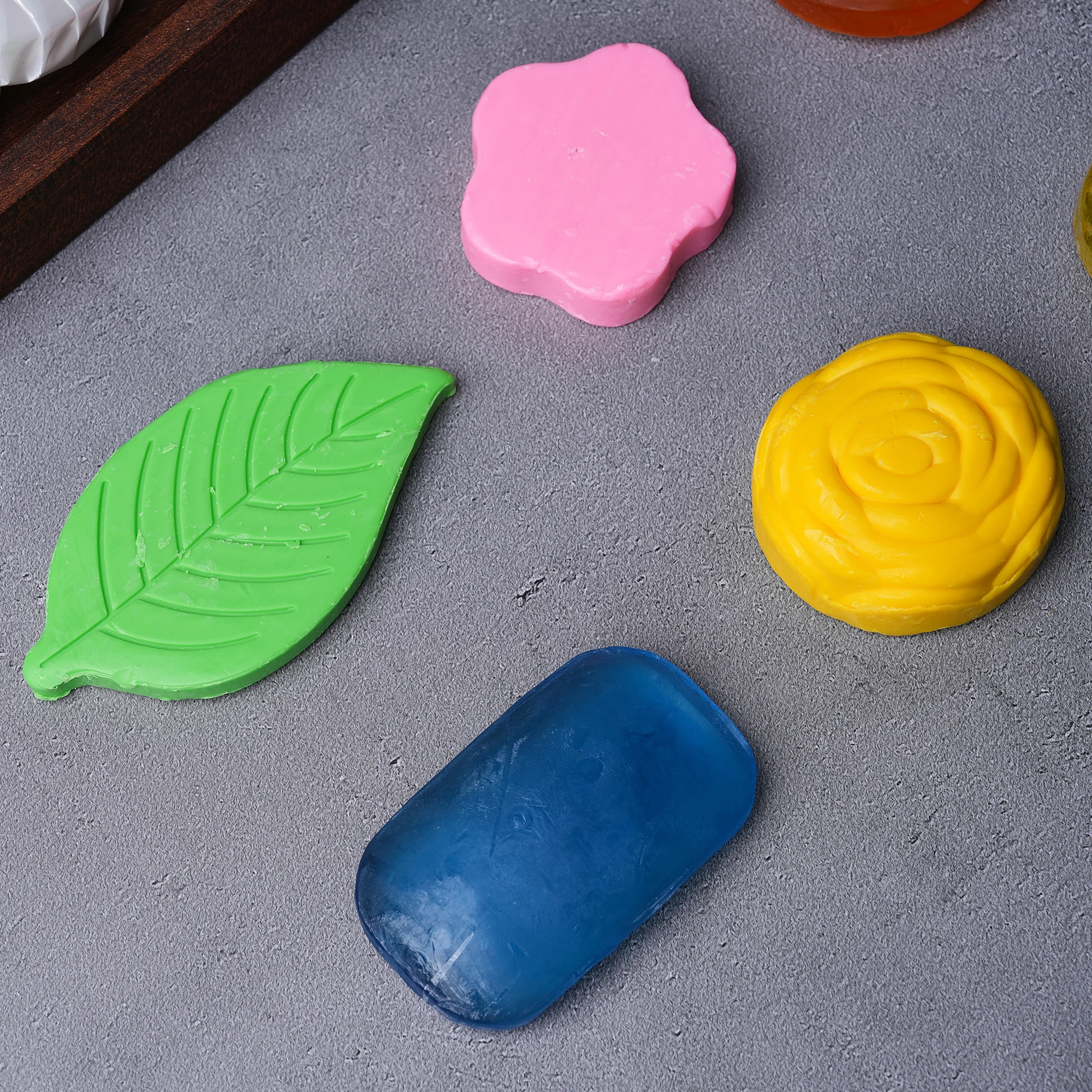 Guangzhou One Stop Hotel Amenity Toiletries Purchase Flower Leaf Shape Design 15G 20G Wholesale Hotel Soap