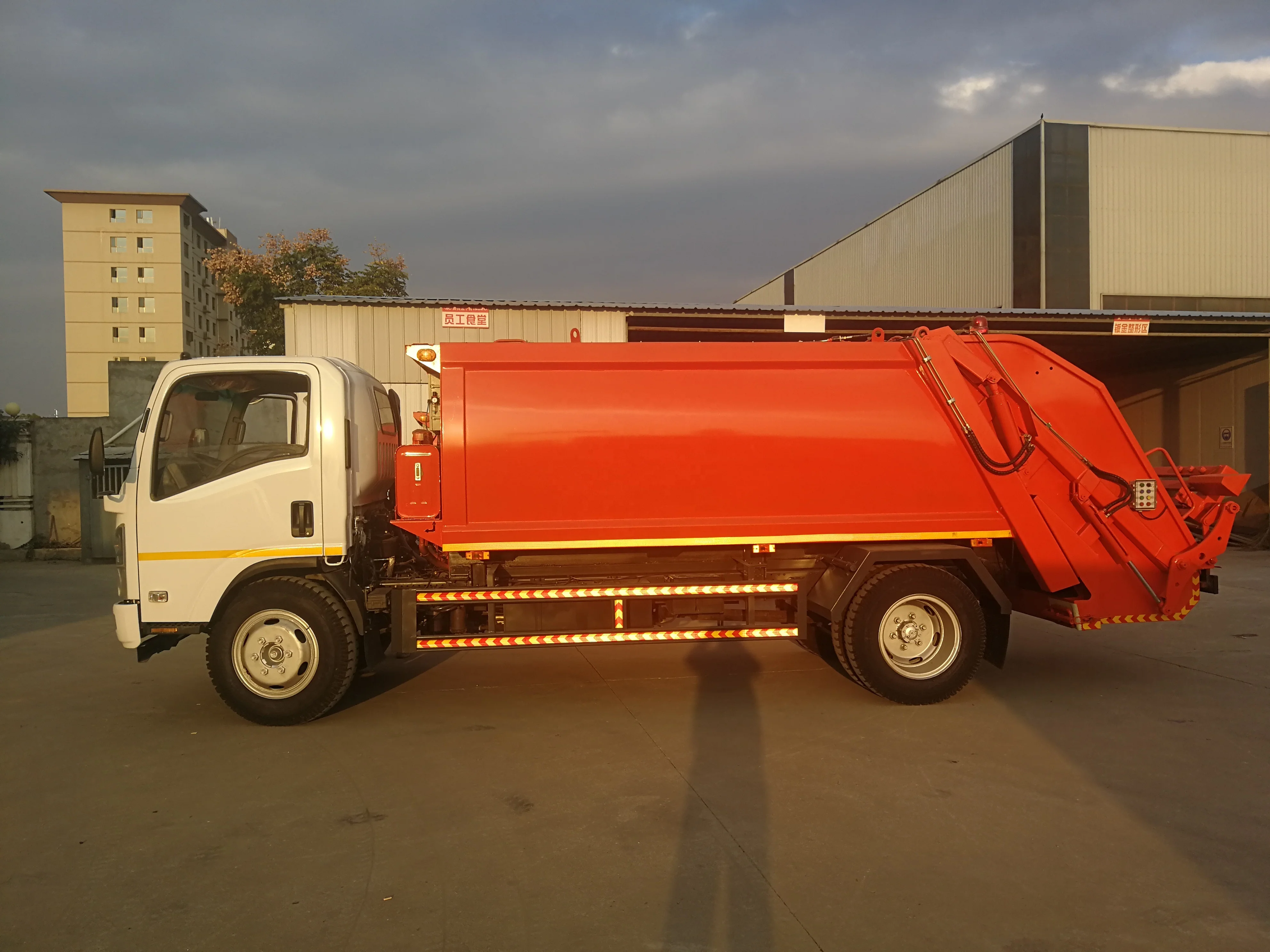 China factory hot sale ISUZU 9 CBM 4x2 Rubbish compression refuse Collector Garbage Compactor Truck  Collect compact Vehicle