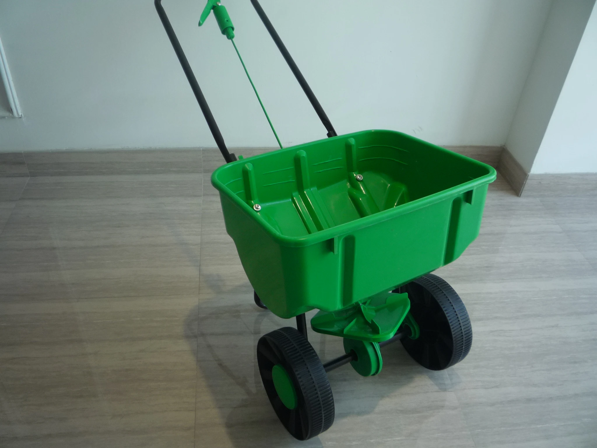 garden grass seed fertilizer spreader