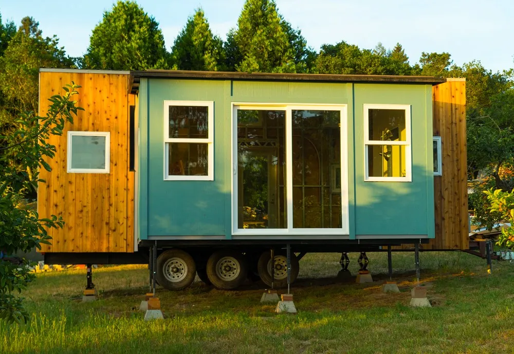 The container room uses steel plate as the main wall, which can be decorated with wood board and has a long service life