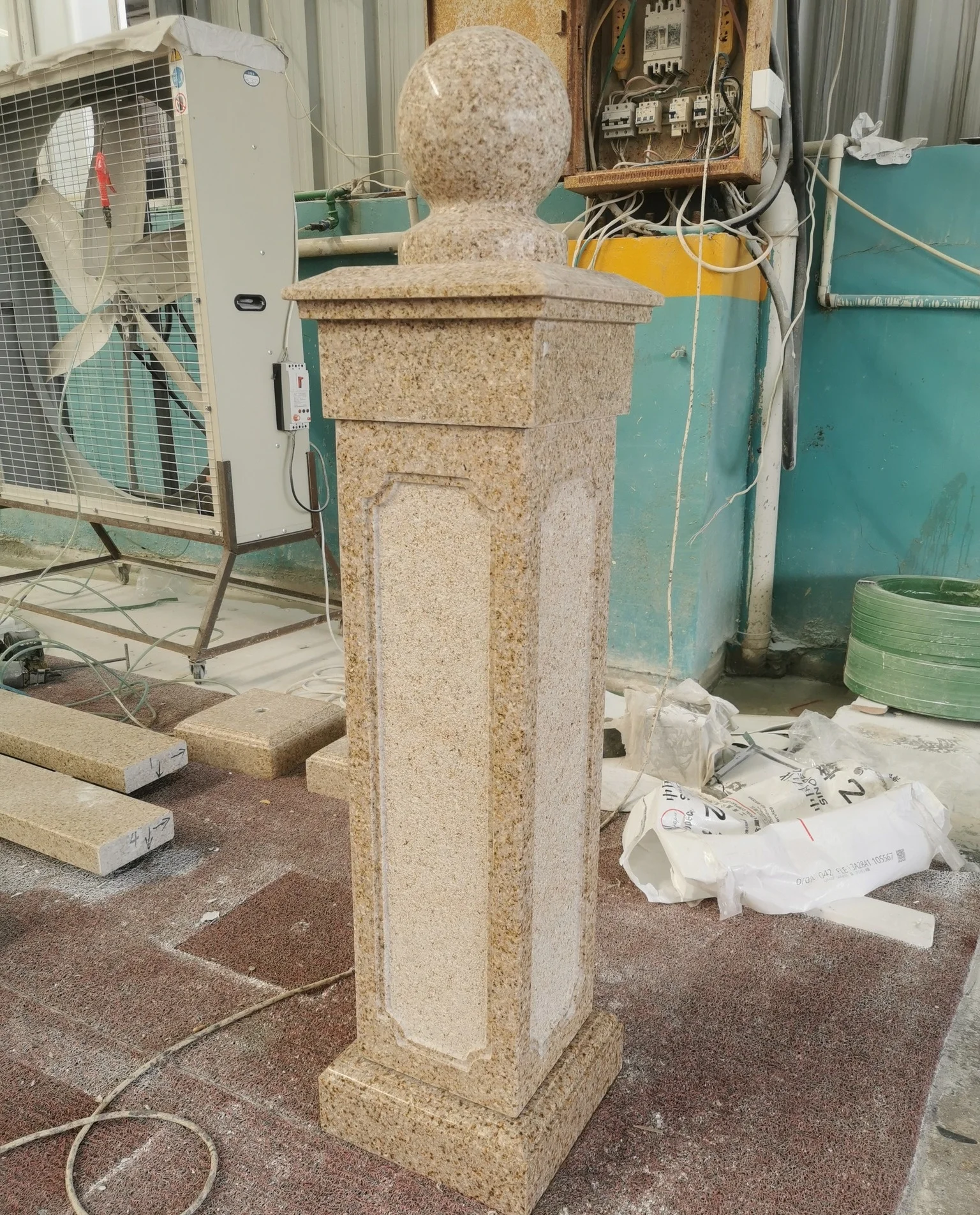 G682 yellow Granite stone Post Pillar flower pots pillar with Cap Rusty Yellow black Granite Balustrade Columns