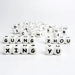 Милый BPA Бесплатно Пищевой кормящих английский русский алфавит 12 мм квадратный мягкий силиконовый Жевательная ребенка режутся зубы буквы Прорезыватель для зубов бусины