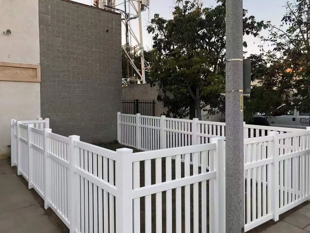 wholesale 5 feet high Vinyl PVC garden fence closed straight white picket fence