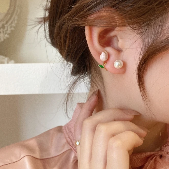 Fashion South High-End Elegant Tulip Pearl Stud Earrings Plated Geometric Trendy Design for Women