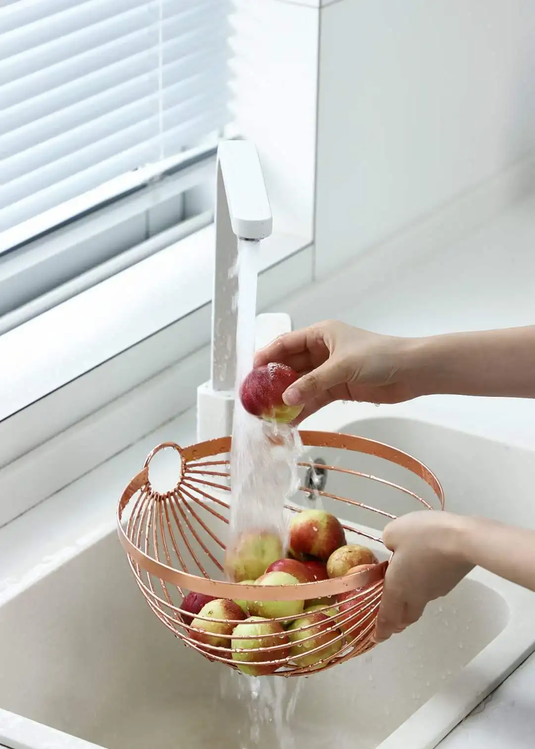 Modern Style Storage Fruit Vegetables Produce Metal Basket Rack Display Stand Swing fruit basket