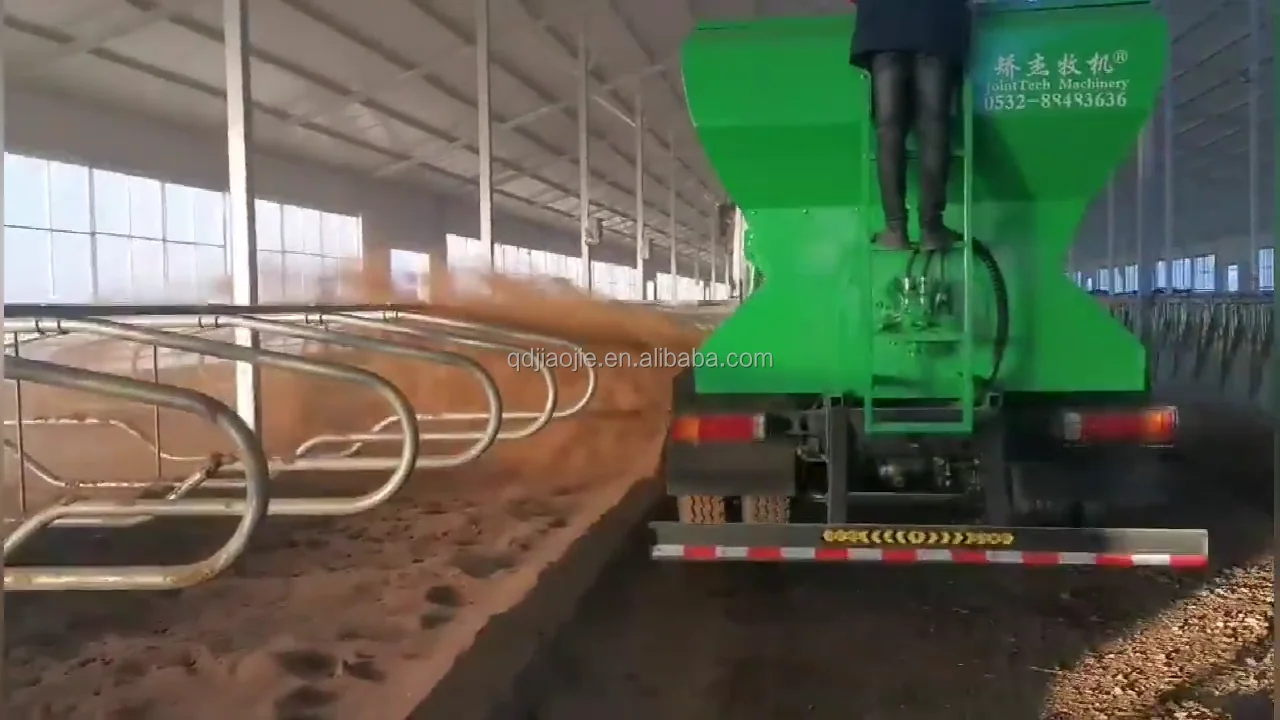 High grade cow farm equipment bedding machine self propelled lime sawdust shaving sand cow manure spreader