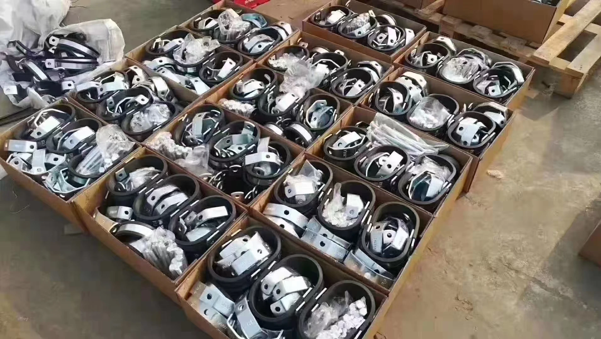 Крепежные зажимы для труб