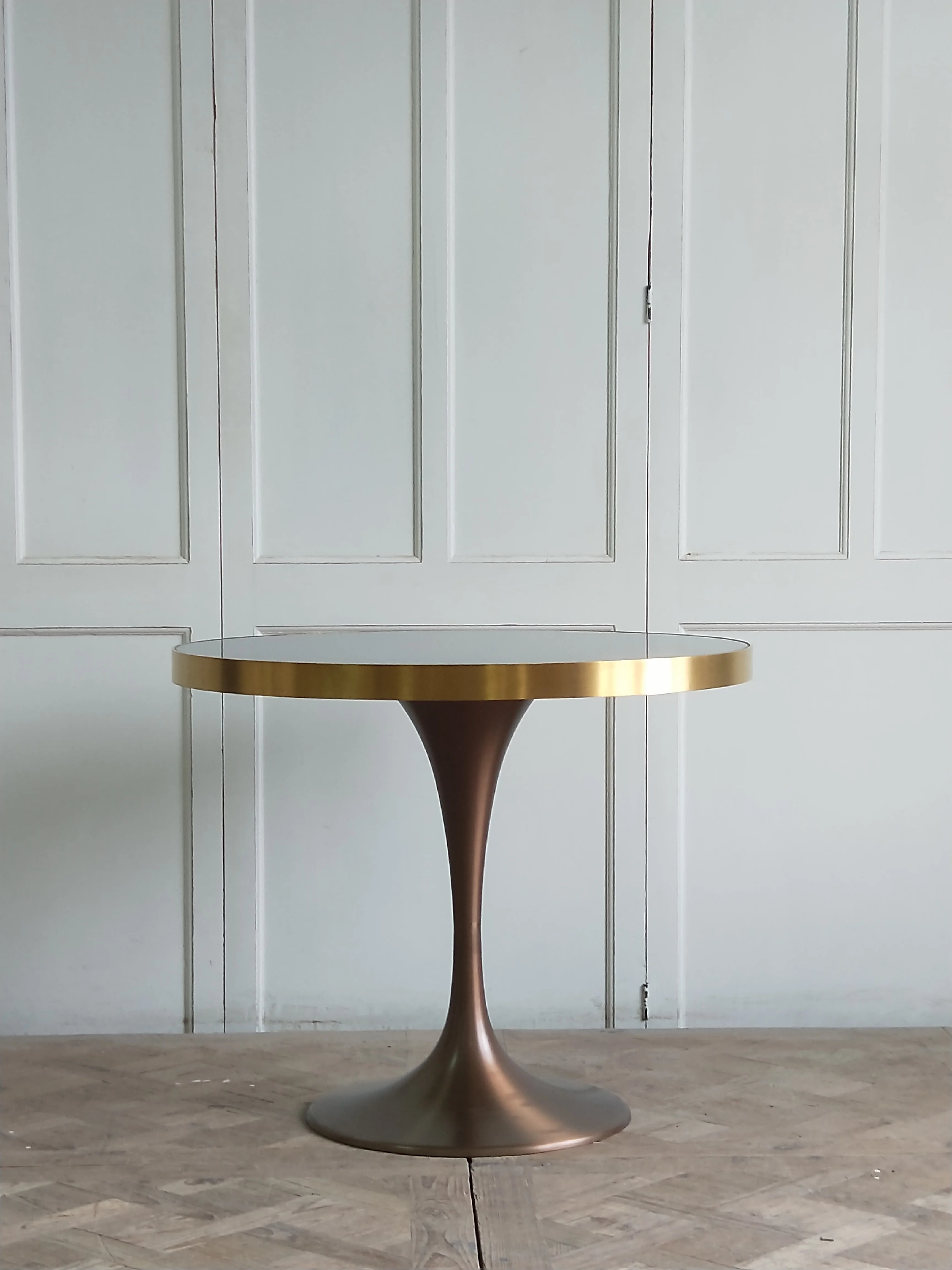 Набор обеденного стола с мраморным верхом и металлической основой для ресторана