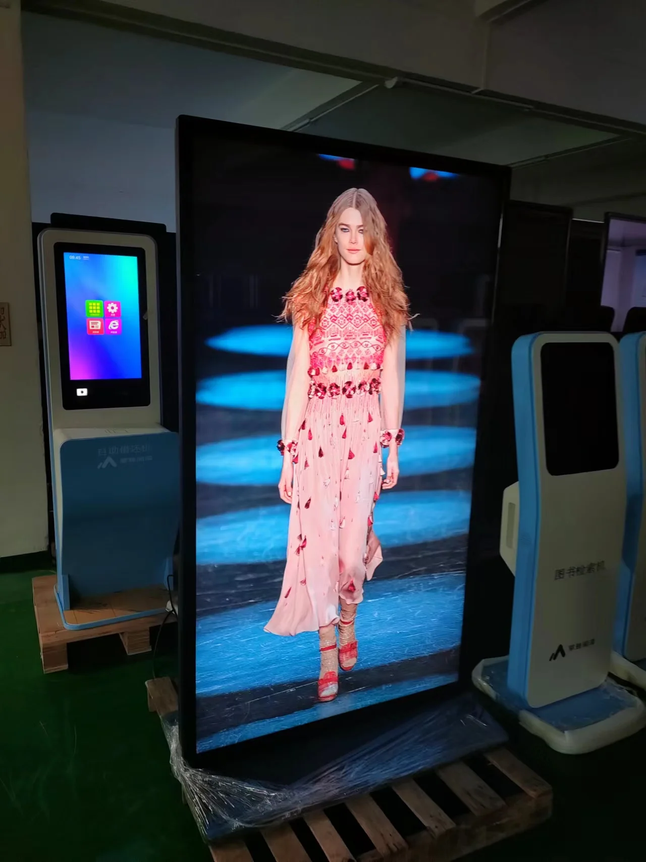 70 inch indoor touch screen totem lcd advertising kiosk free CMS software to splicing use digital signage and displays