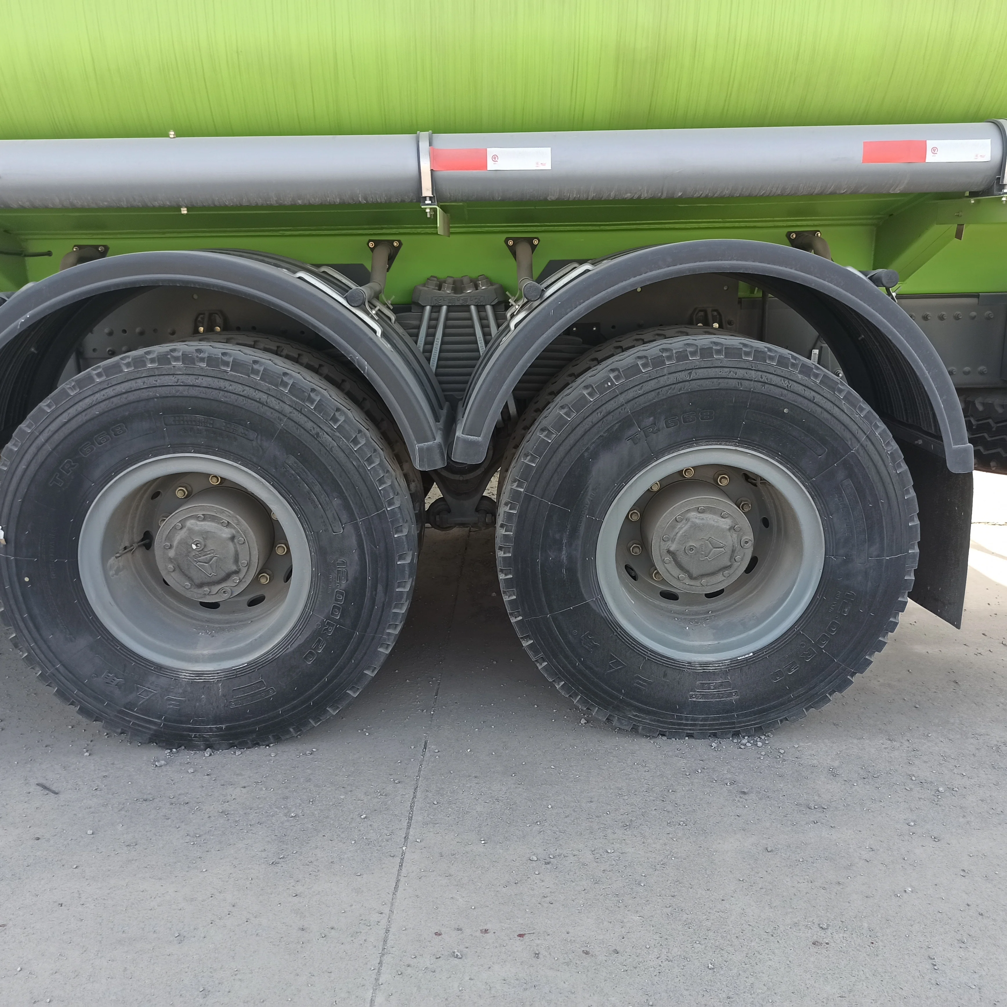 Best quality 2022 model sinotruk howo 6x4 8x4 oil tank truck fuel tank truck 15CBM 20CBM 25CBM for sale