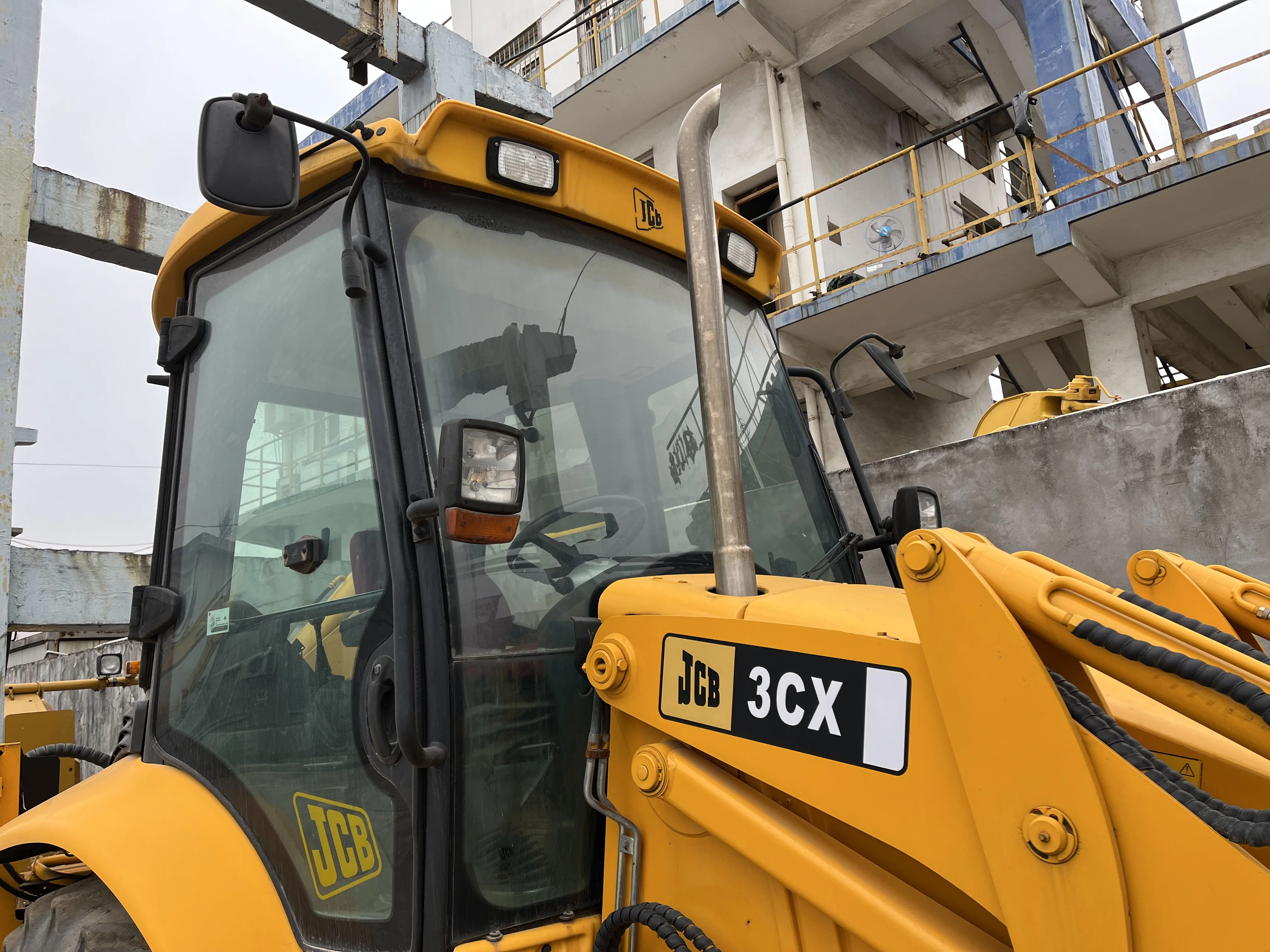 Б/у экскаватор-погрузчик JCB 3CX на продажу б/у 4CX в Шанхае