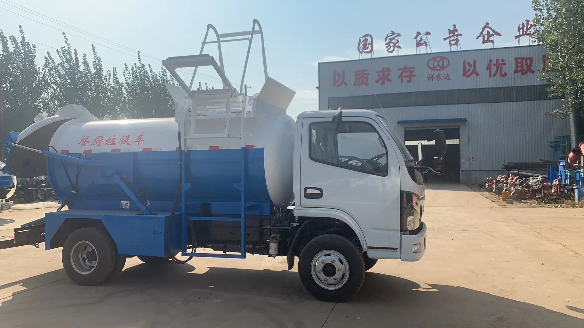 Customizable kitchen waste truck with circular highefficiency suction tank and a large capacity of 3 cubic meters for processing