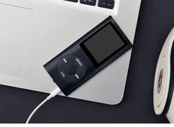 Маленький яркий портативный мини-цифровой музыкальный плеер с аккумулятором, mp3 / mp4 плеер с цифровым экраном и кабелем