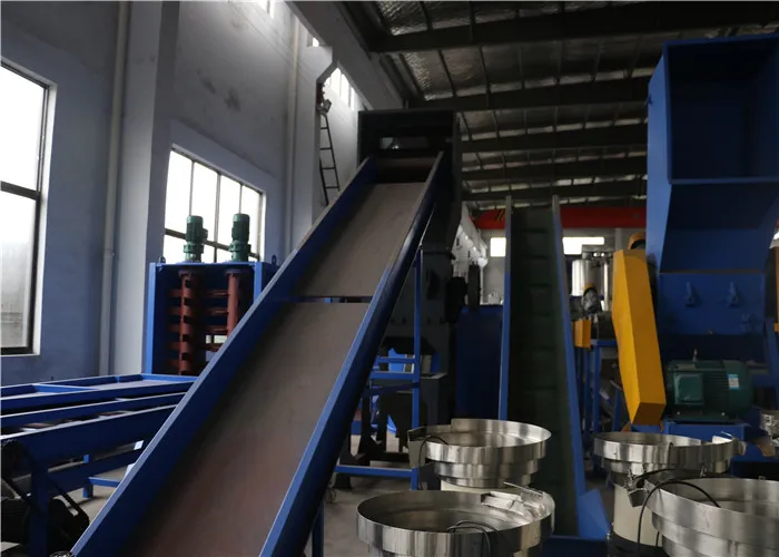 Полностью линейная машина для переработанных пластиковых кирпичей